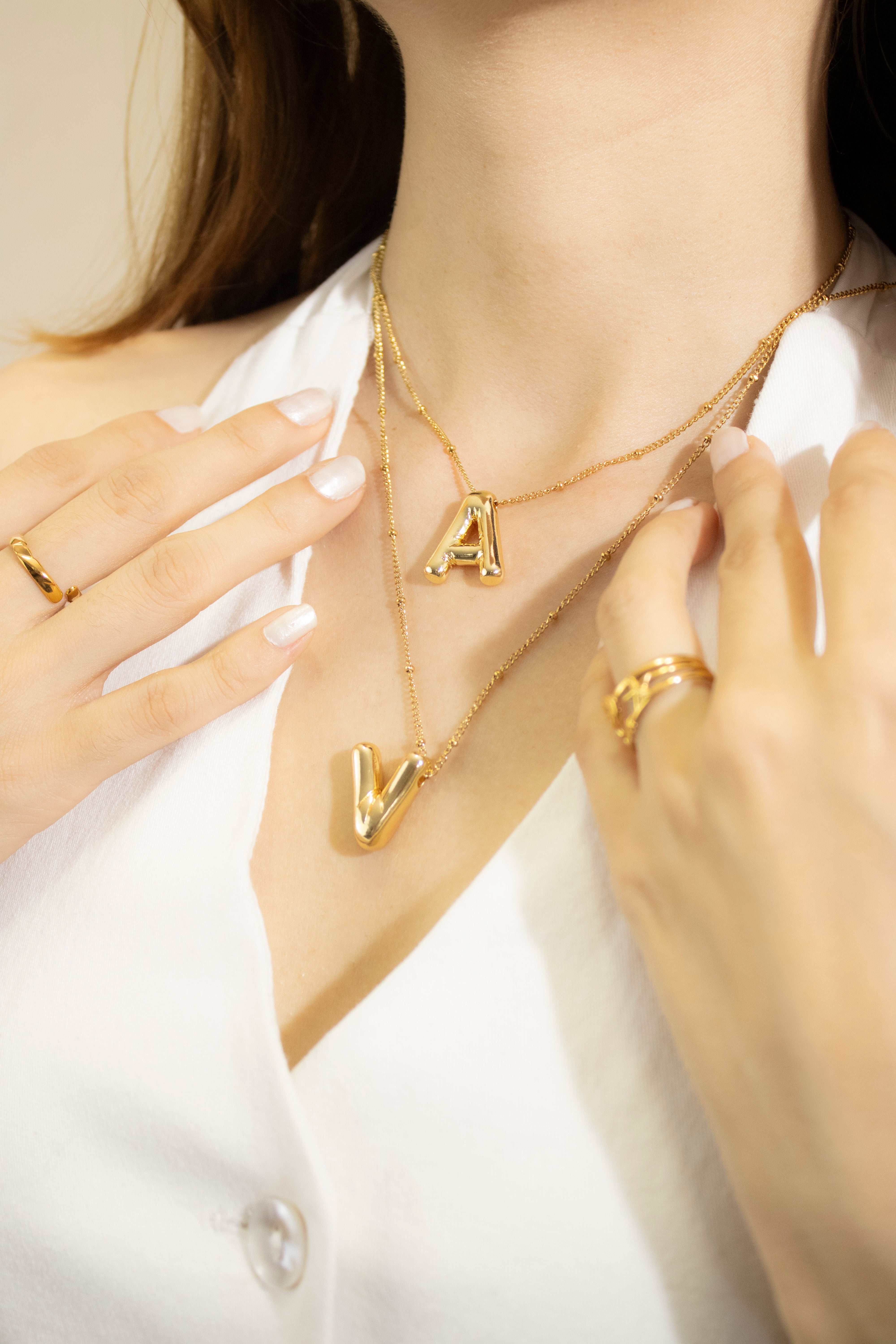 Collection of Inicial tipo globo lisa con cadena en chapa de oro in a gallery layout