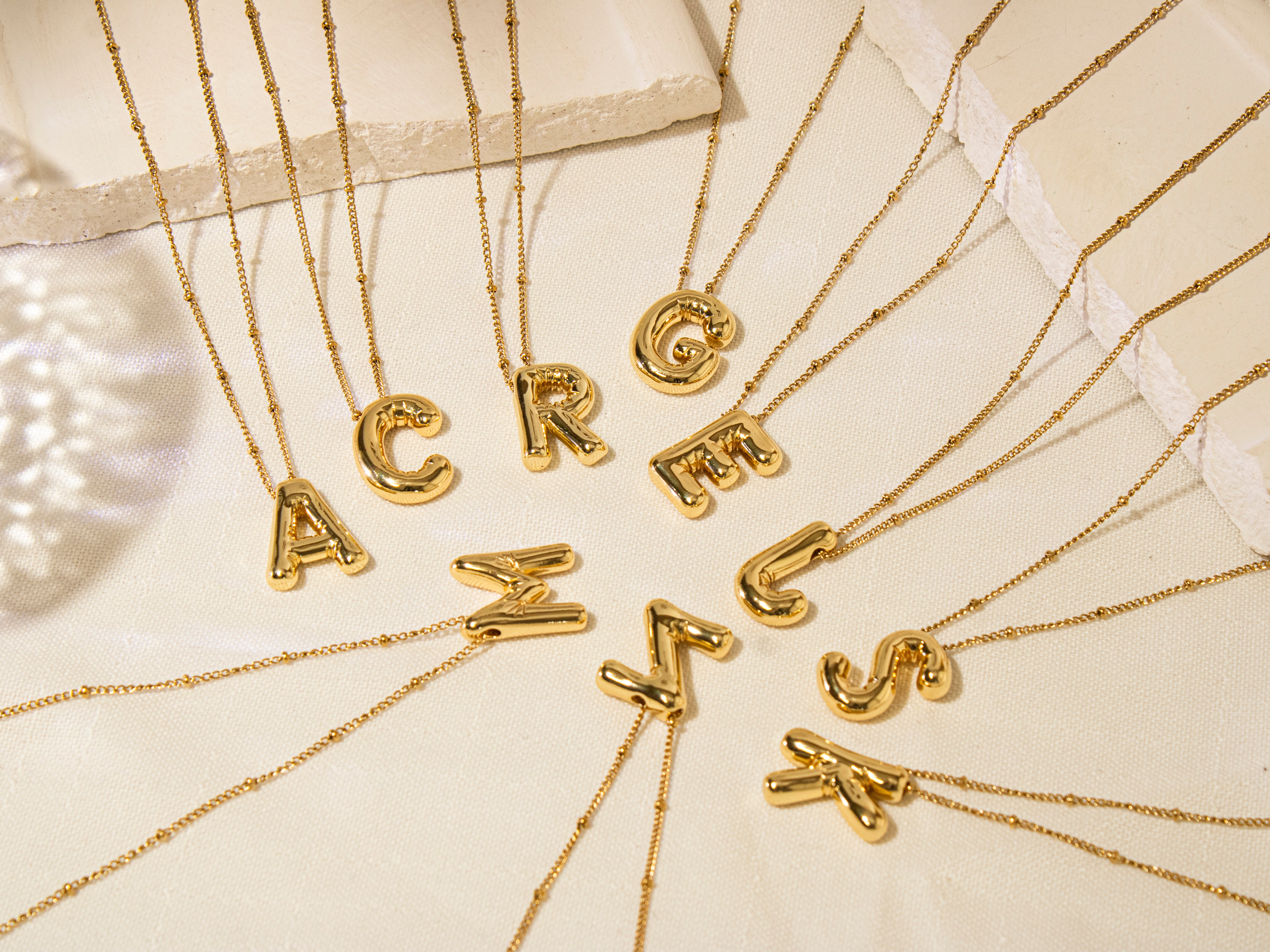 Collection of Inicial tipo globo lisa con cadena en chapa de oro in a gallery layout