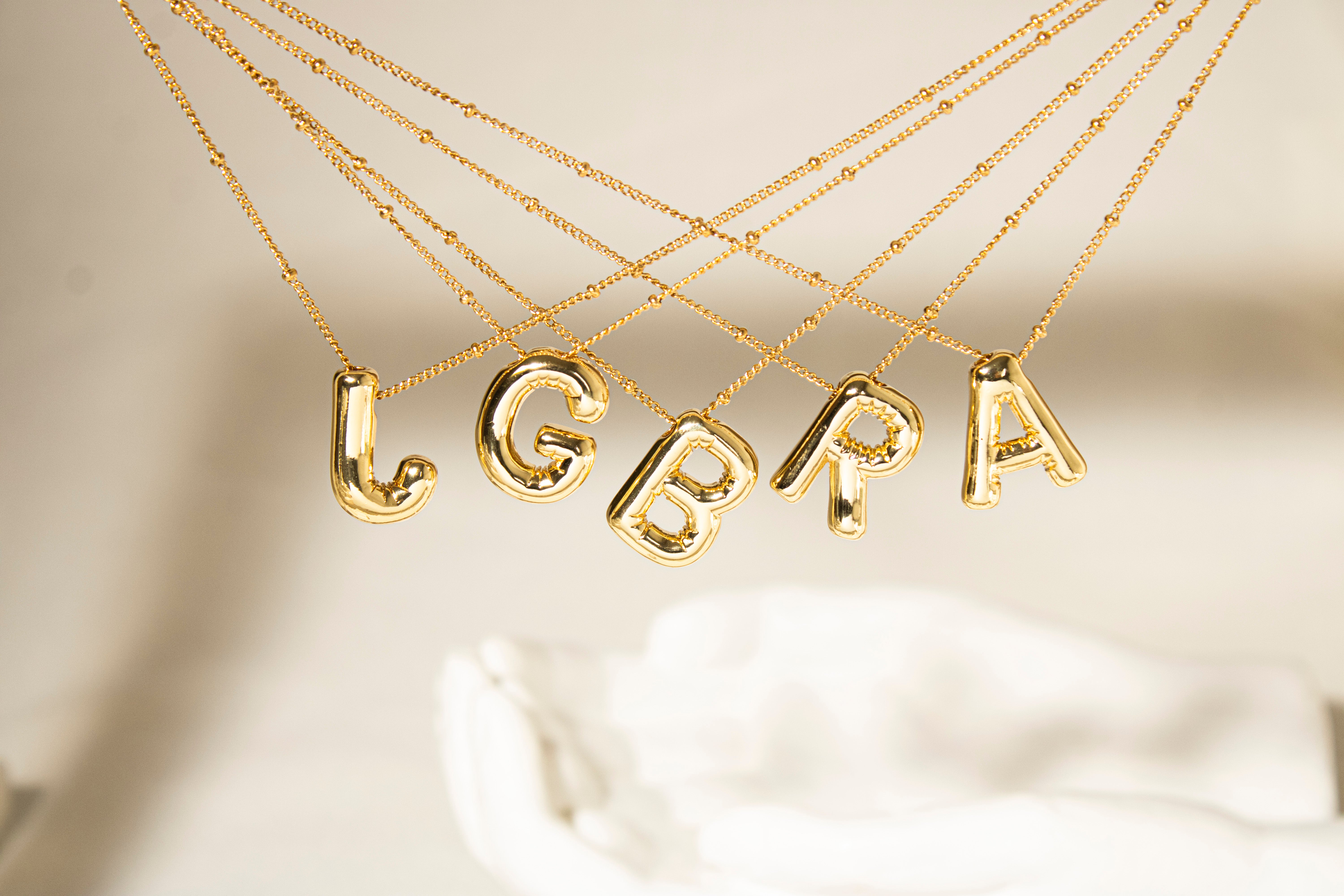 Collection of Inicial tipo globo lisa con cadena en chapa de oro in a gallery layout