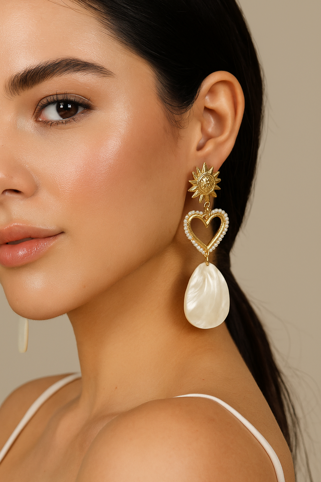 Collection of Aretes Sol y Corazones con Perlas in a gallery layout