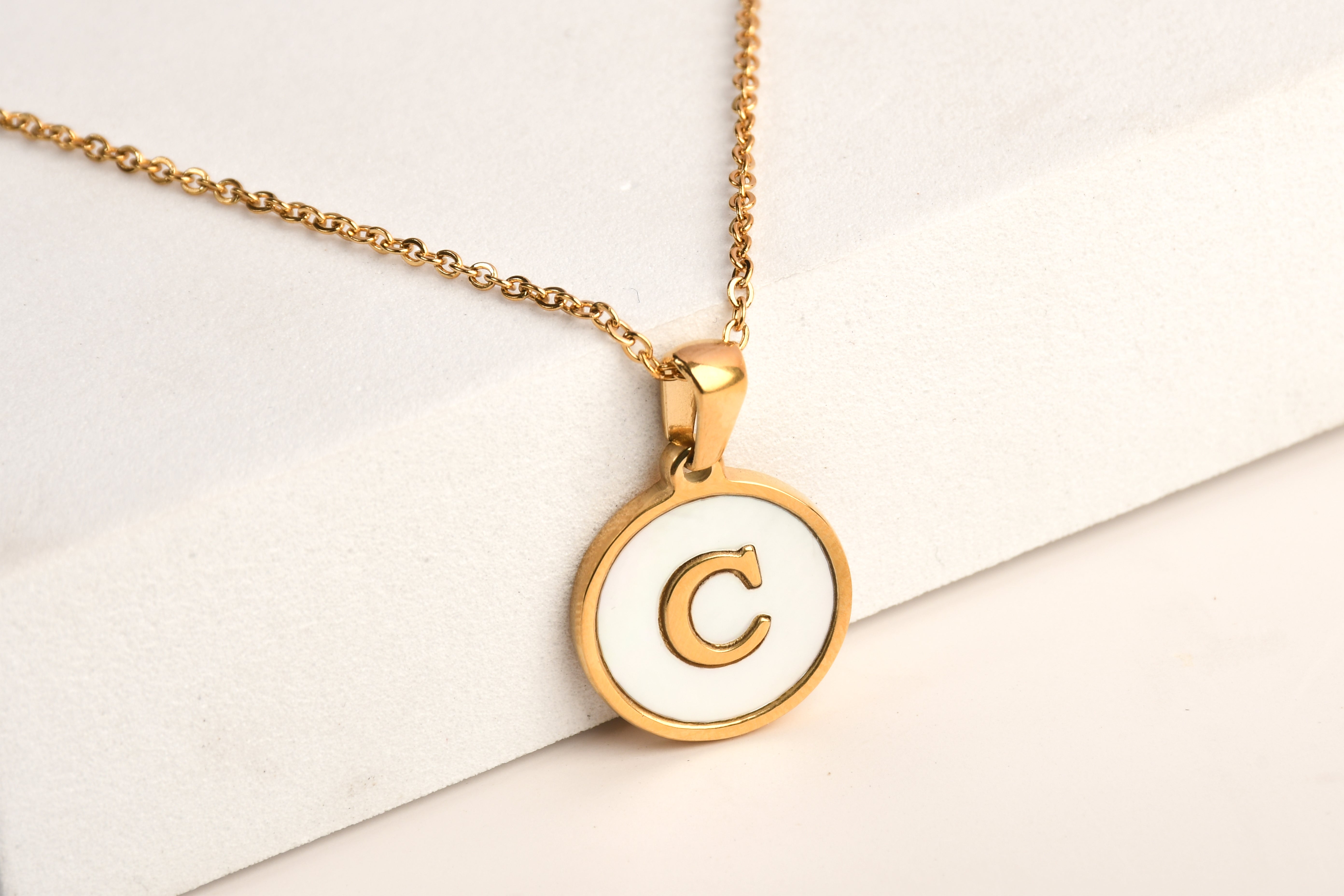 Collection of Collar Letra Inicial redonda dorada en fondo Blanco in a gallery layout