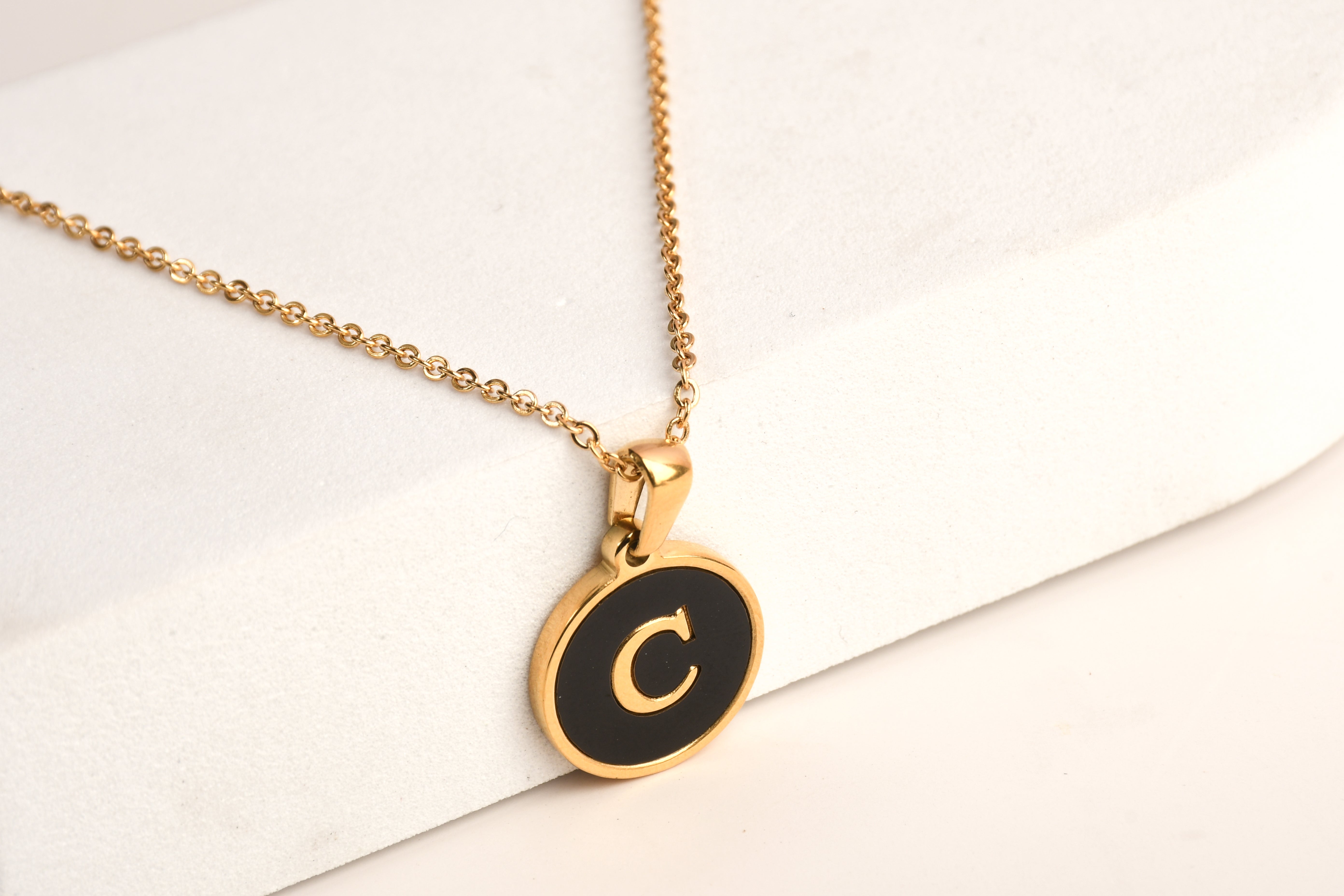 Collection of Collar Letra Inicial redonda dorada en fondo negro in a gallery layout