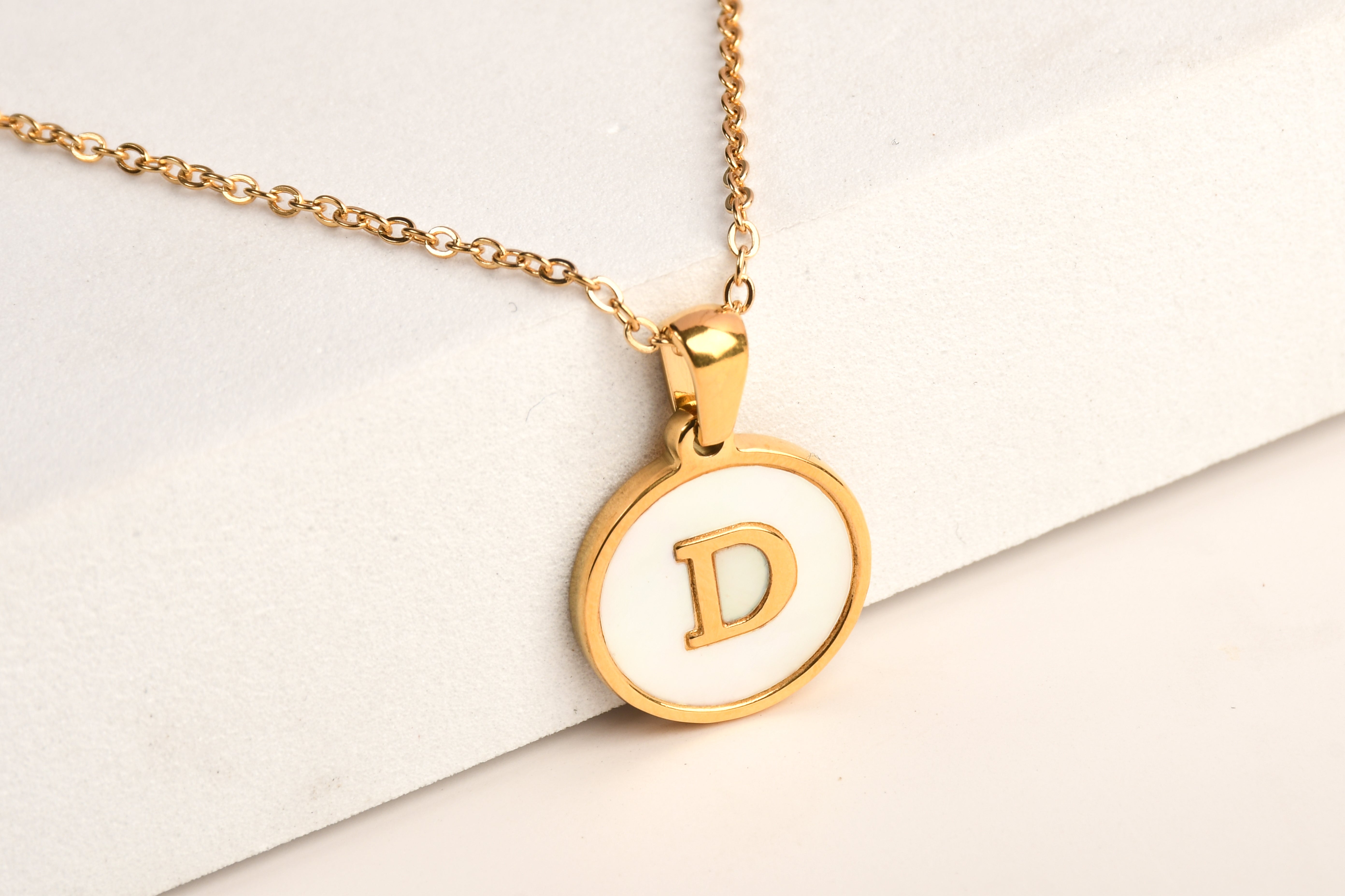 Collection of Collar Letra Inicial redonda dorada en fondo Blanco in a gallery layout