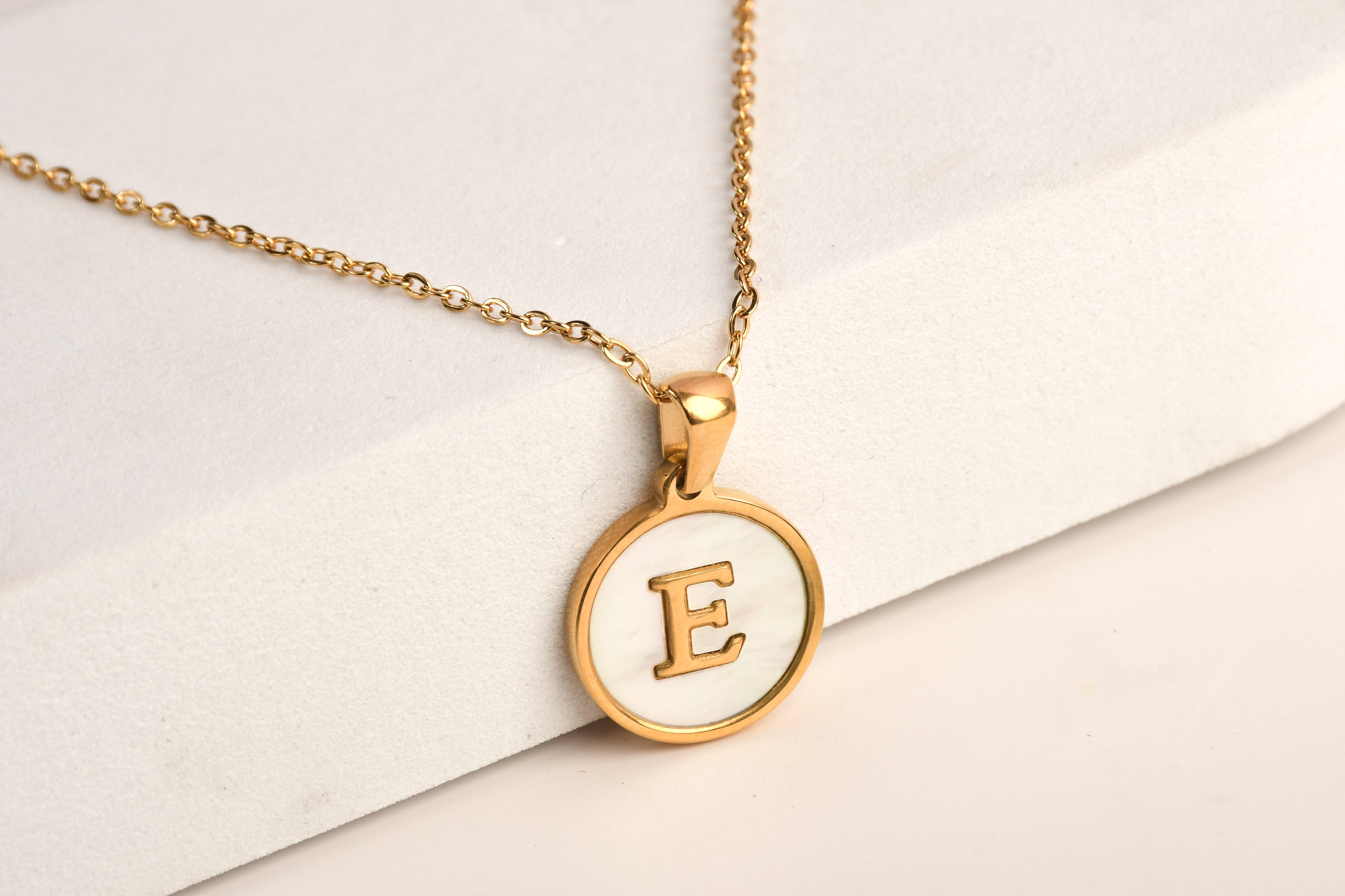 Collection of Collar Letra Inicial redonda dorada en fondo Blanco in a gallery layout