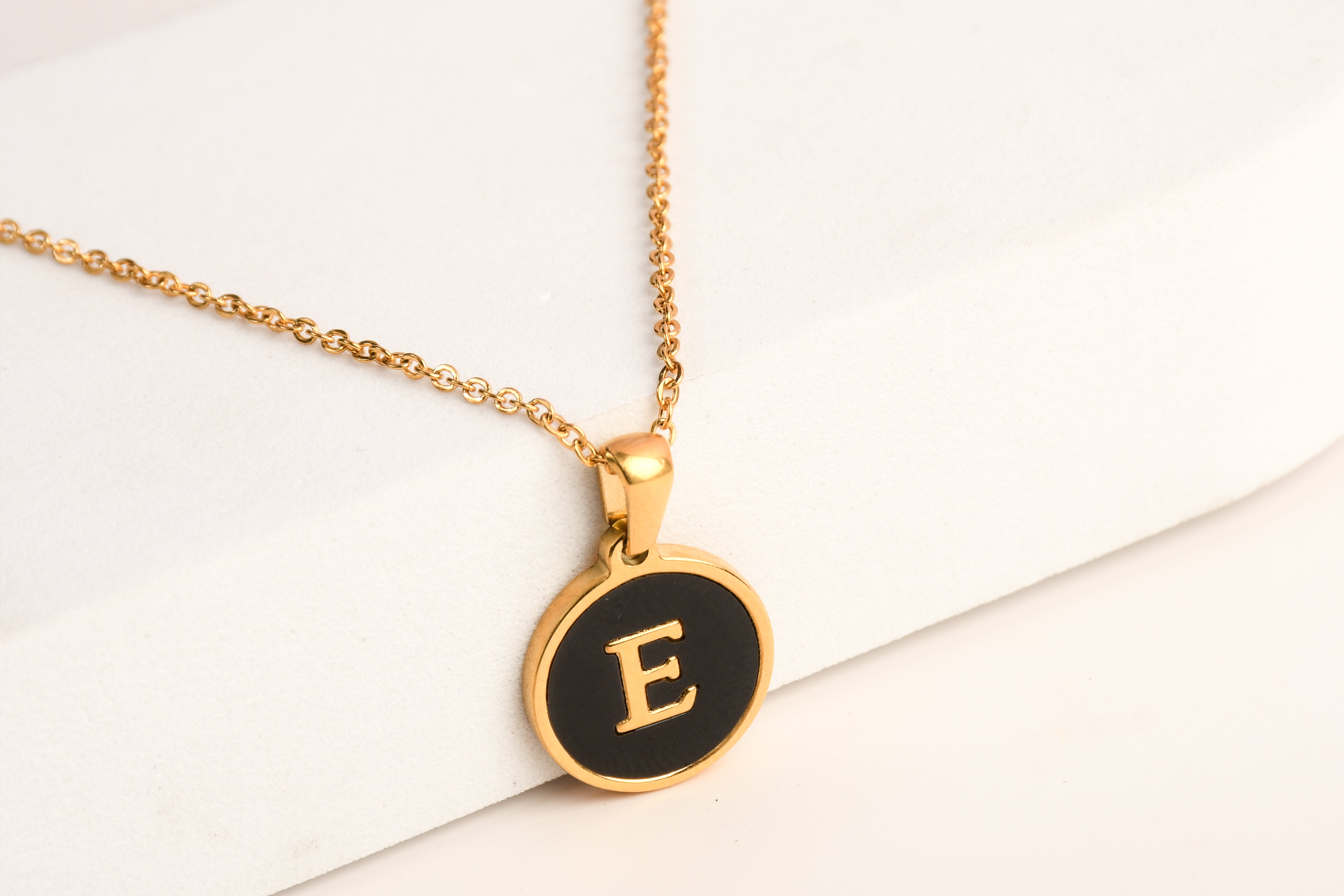 Collection of Collar Letra Inicial redonda dorada en fondo negro in a gallery layout