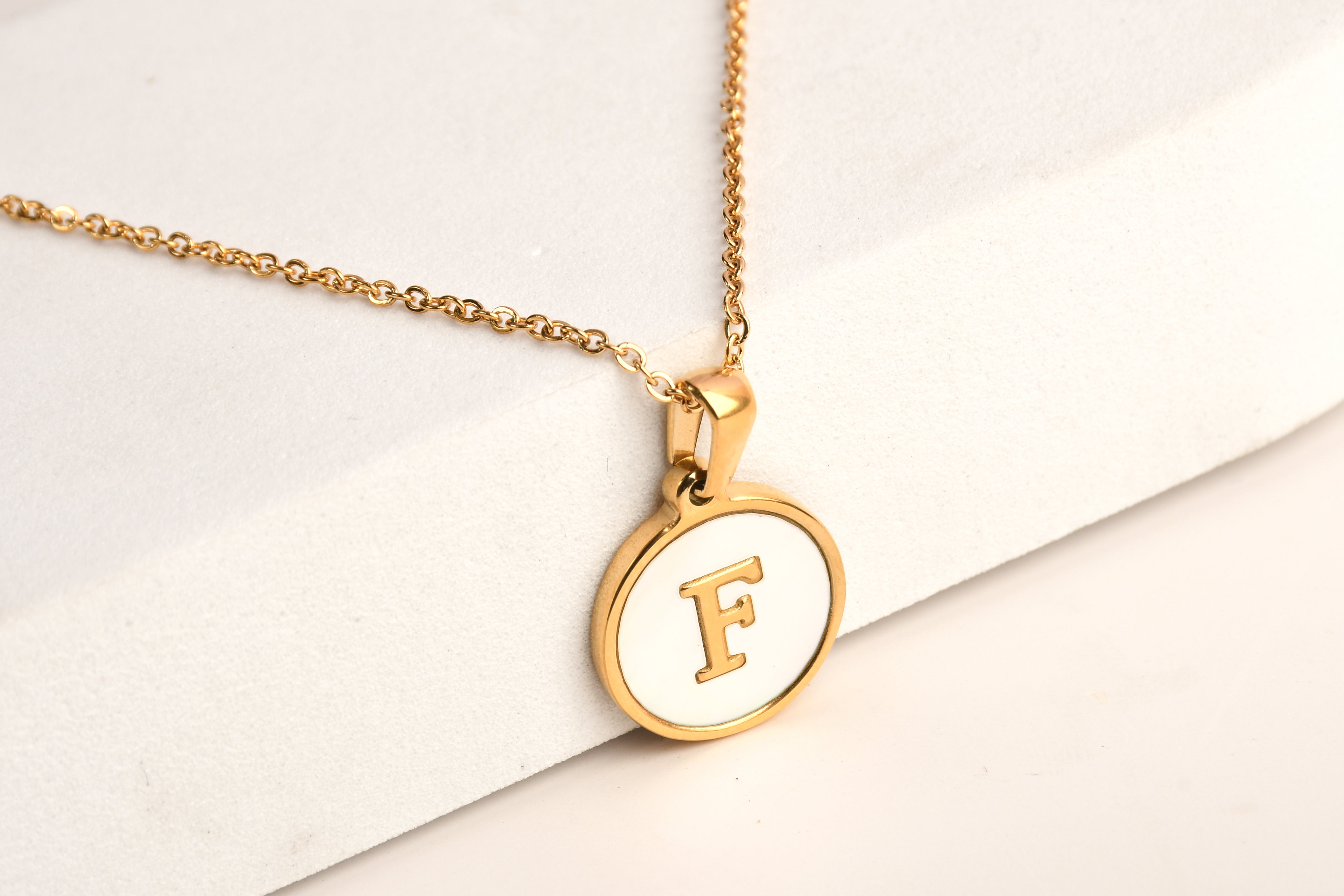 Collection of Collar Letra Inicial redonda dorada en fondo Blanco in a gallery layout