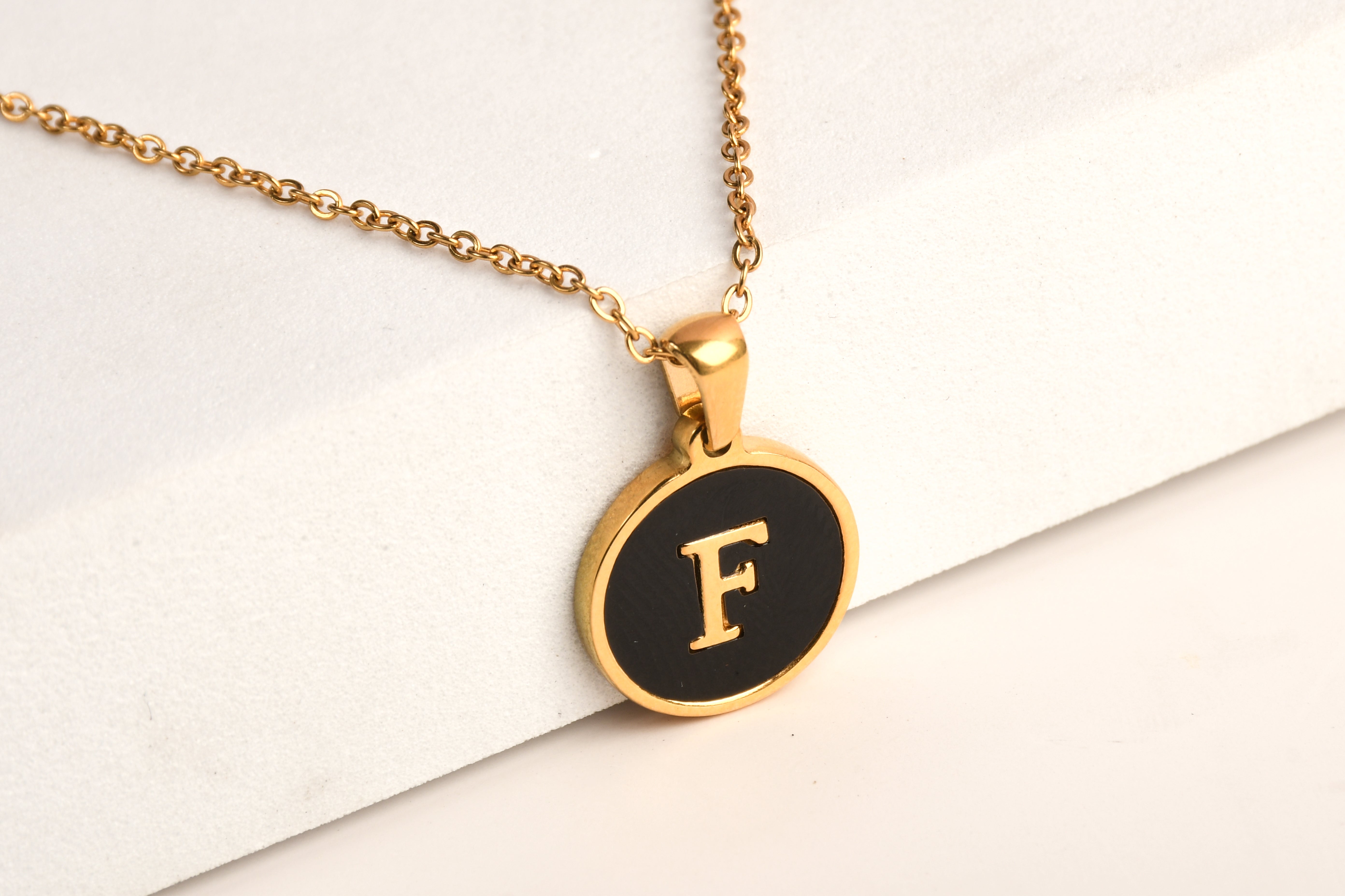 Collection of Collar Letra Inicial redonda dorada en fondo negro in a gallery layout