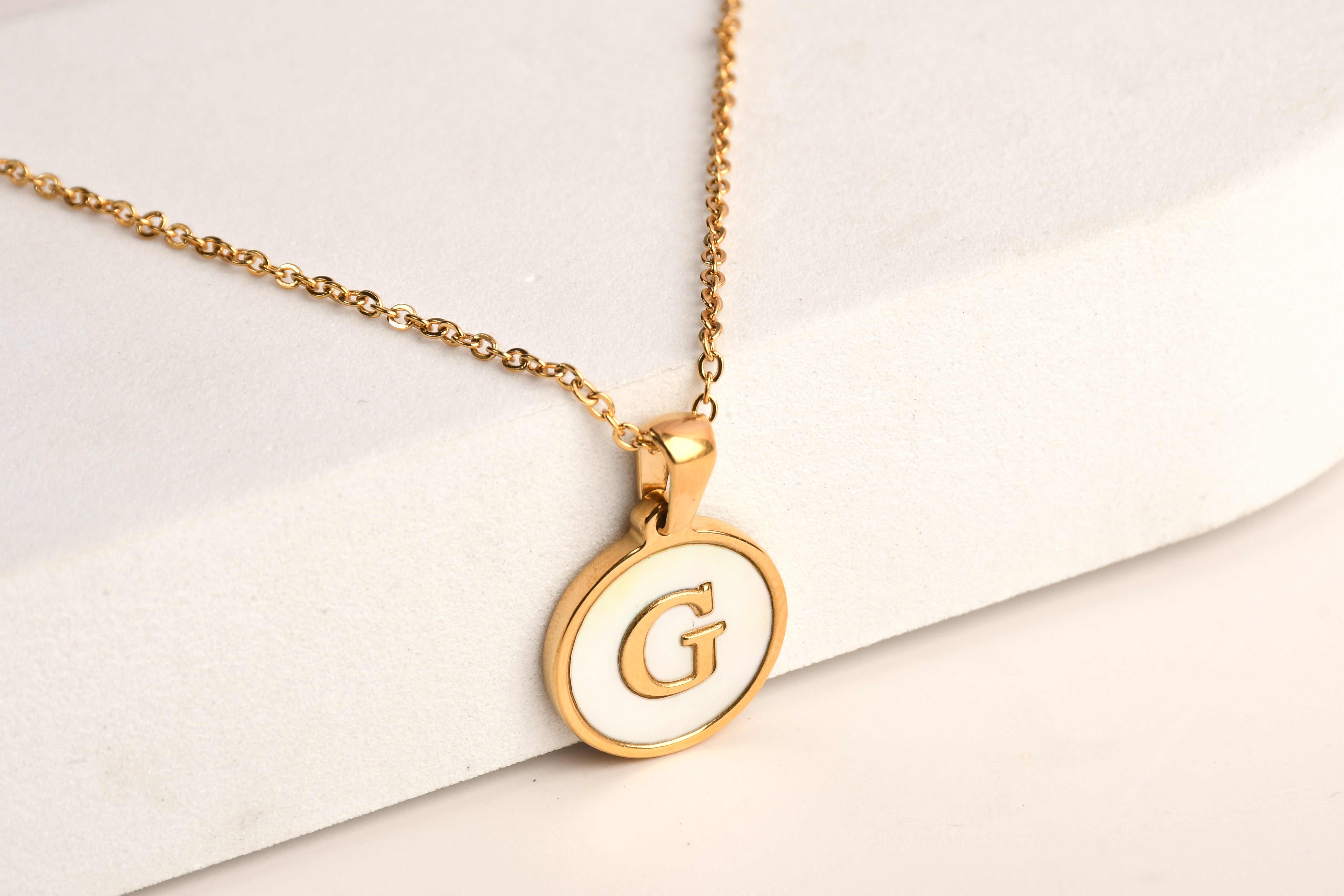 Collection of Collar Letra Inicial redonda dorada en fondo Blanco in a gallery layout