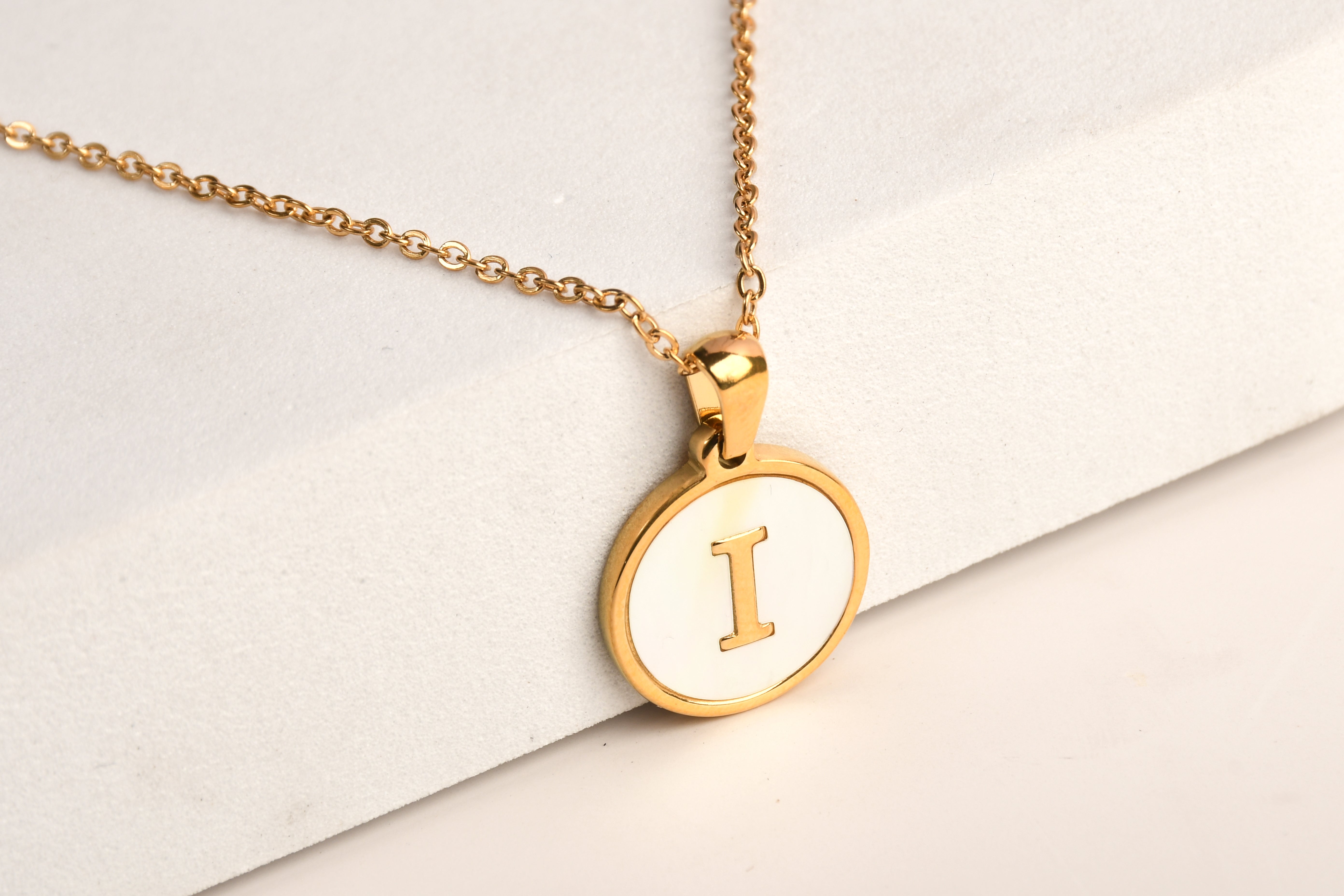 Collection of Collar Letra Inicial redonda dorada en fondo Blanco in a gallery layout