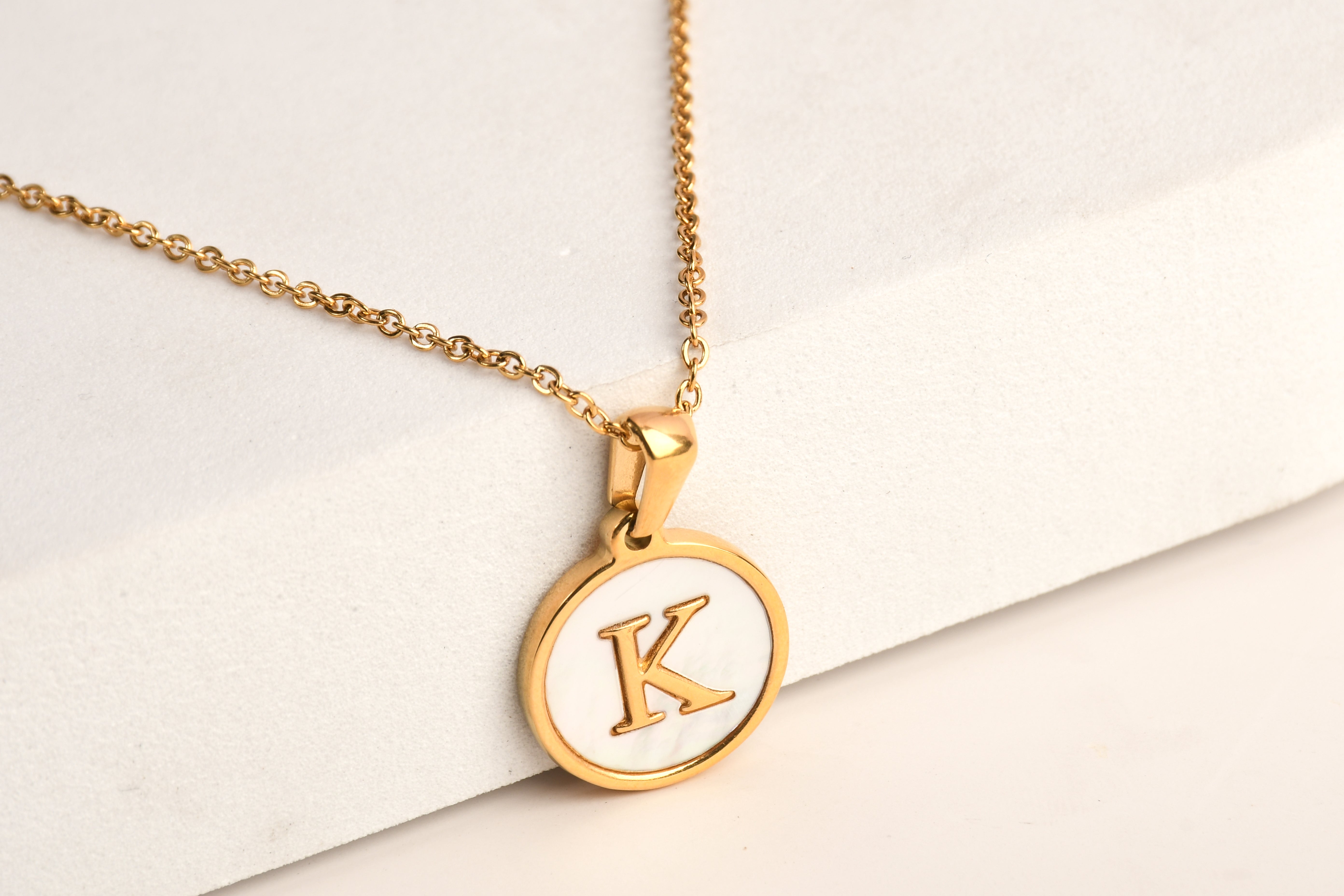 Collection of Collar Letra Inicial redonda dorada en fondo Blanco in a gallery layout