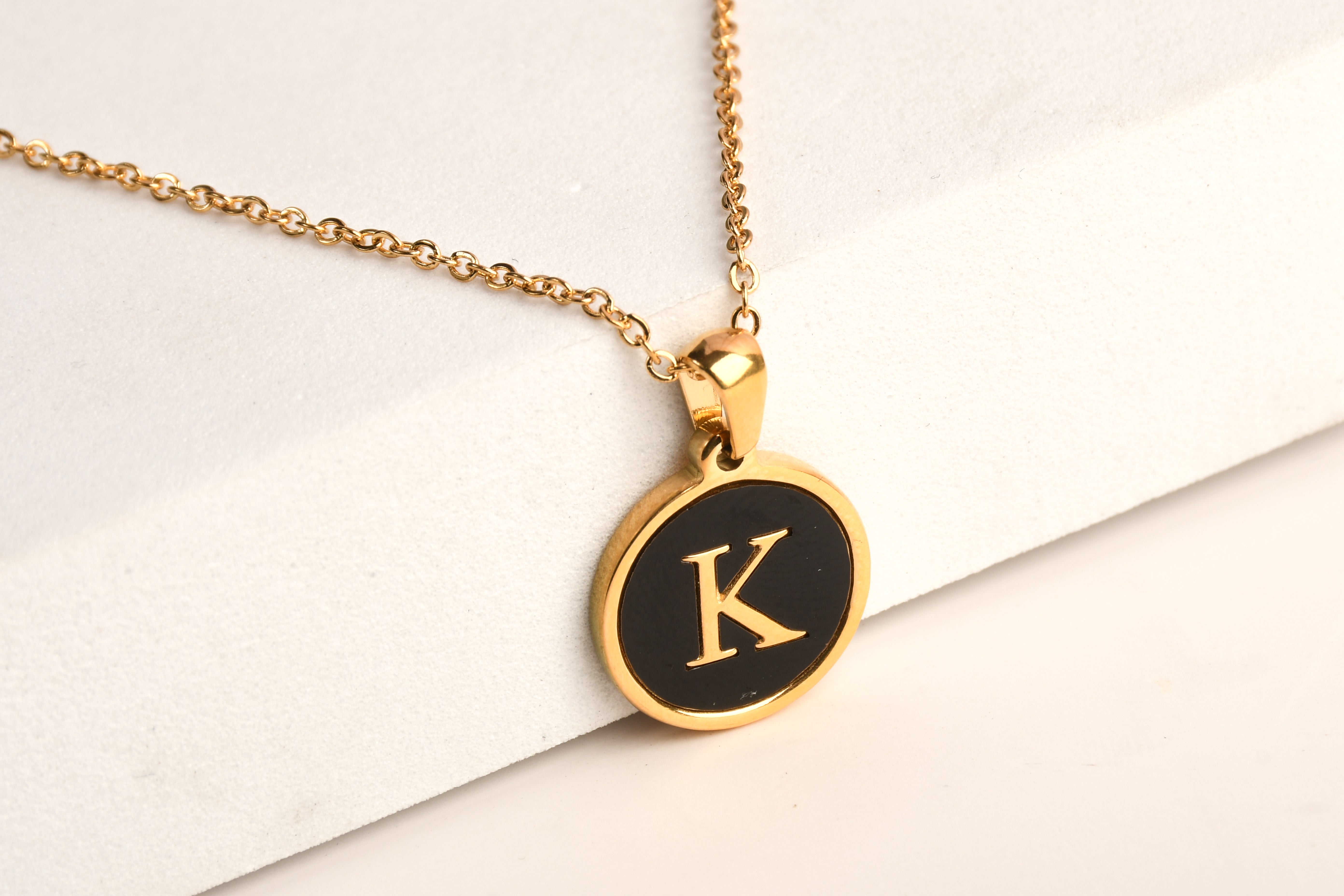 Collection of Collar Letra Inicial redonda dorada en fondo negro in a gallery layout