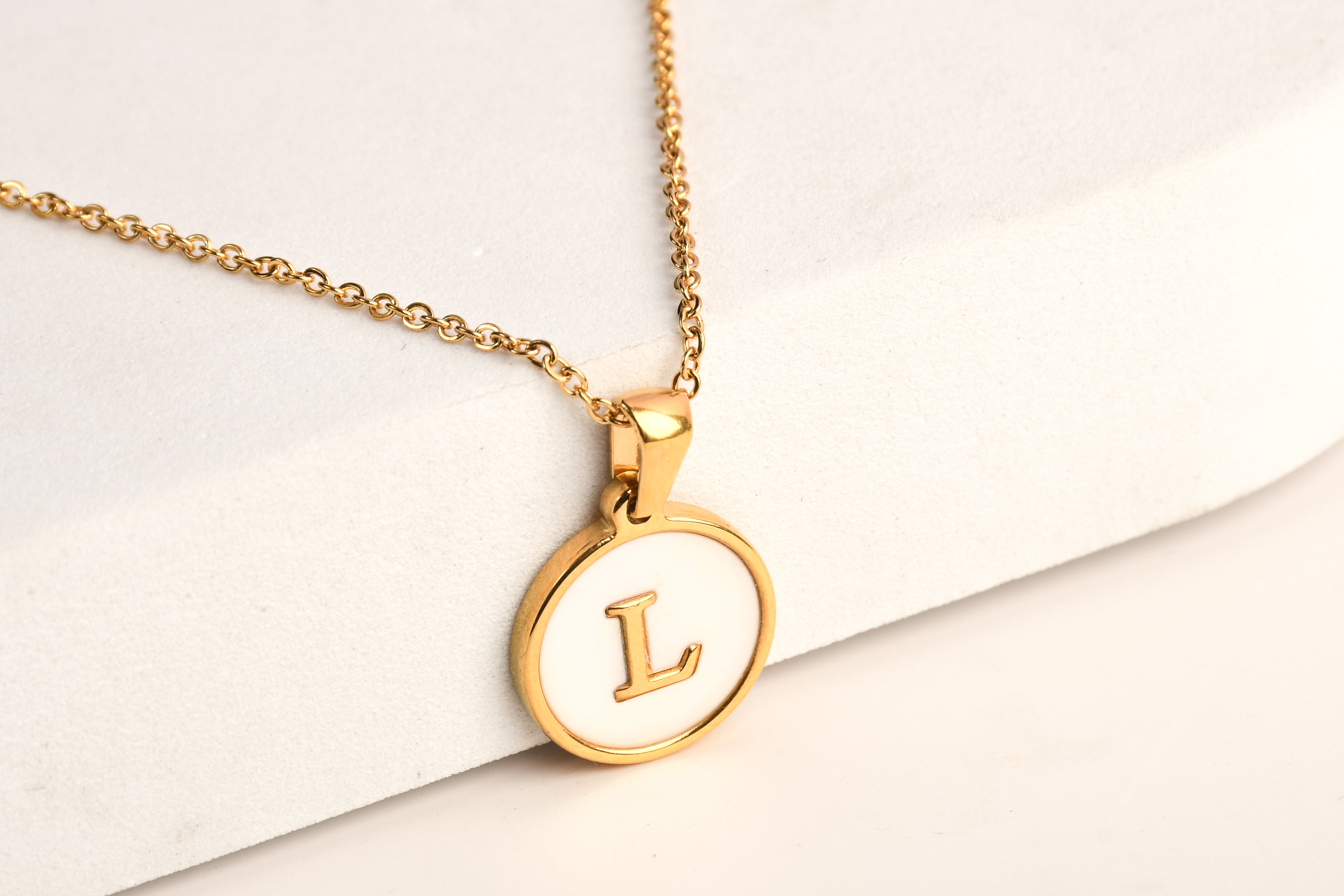 Collection of Collar Letra Inicial redonda dorada en fondo Blanco in a gallery layout