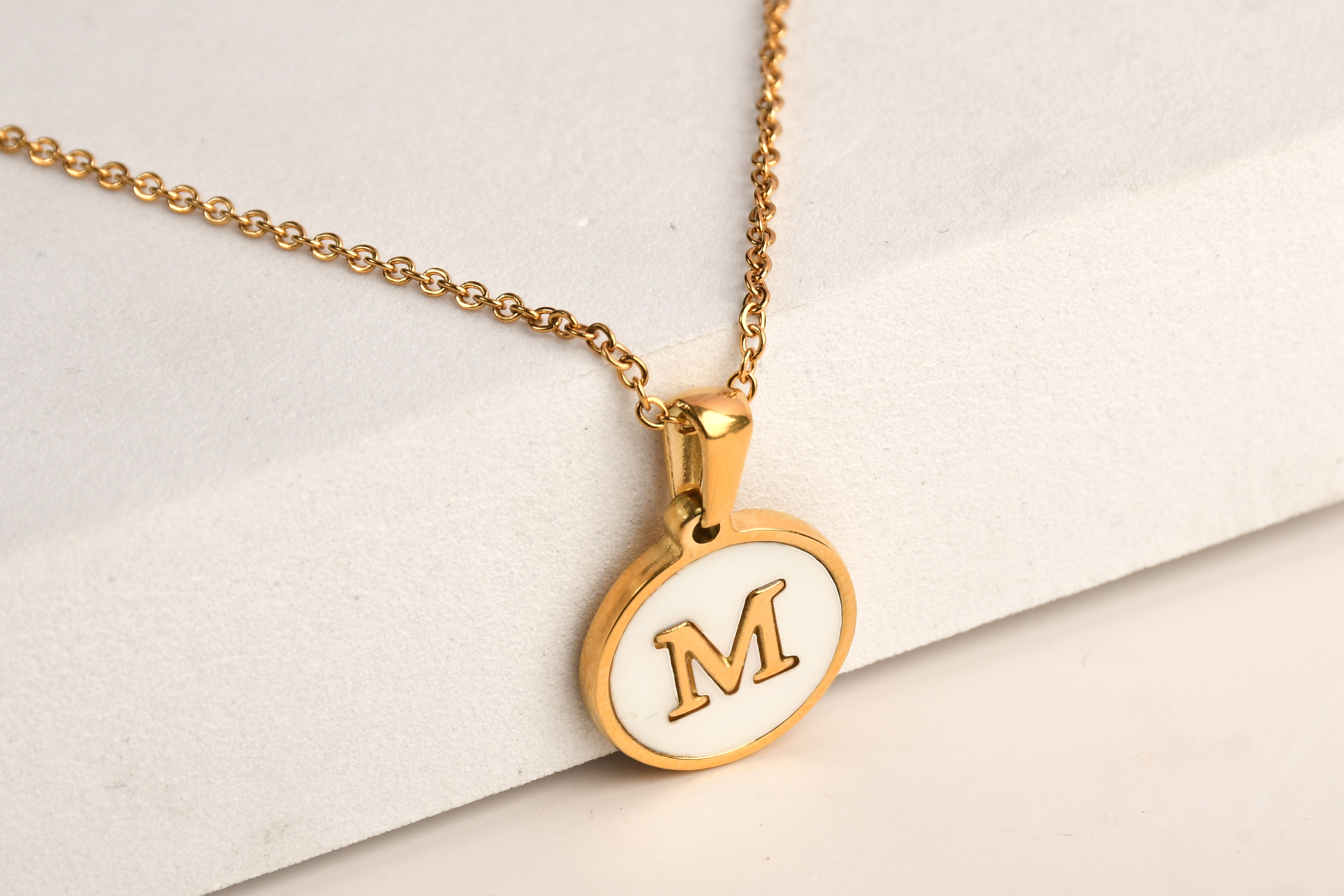 Collection of Collar Letra Inicial redonda dorada en fondo Blanco in a gallery layout