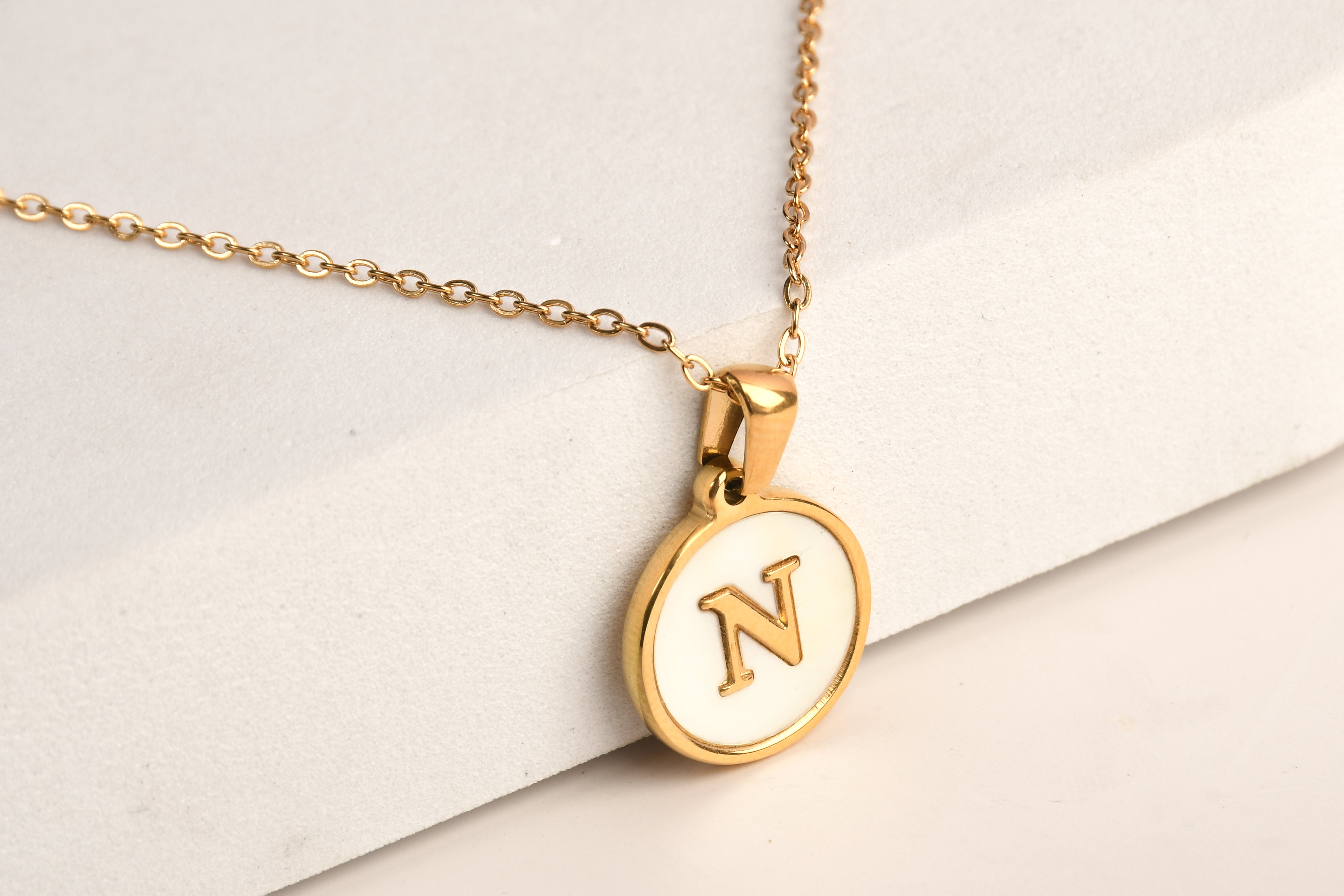 Collection of Collar Letra Inicial redonda dorada en fondo Blanco in a gallery layout