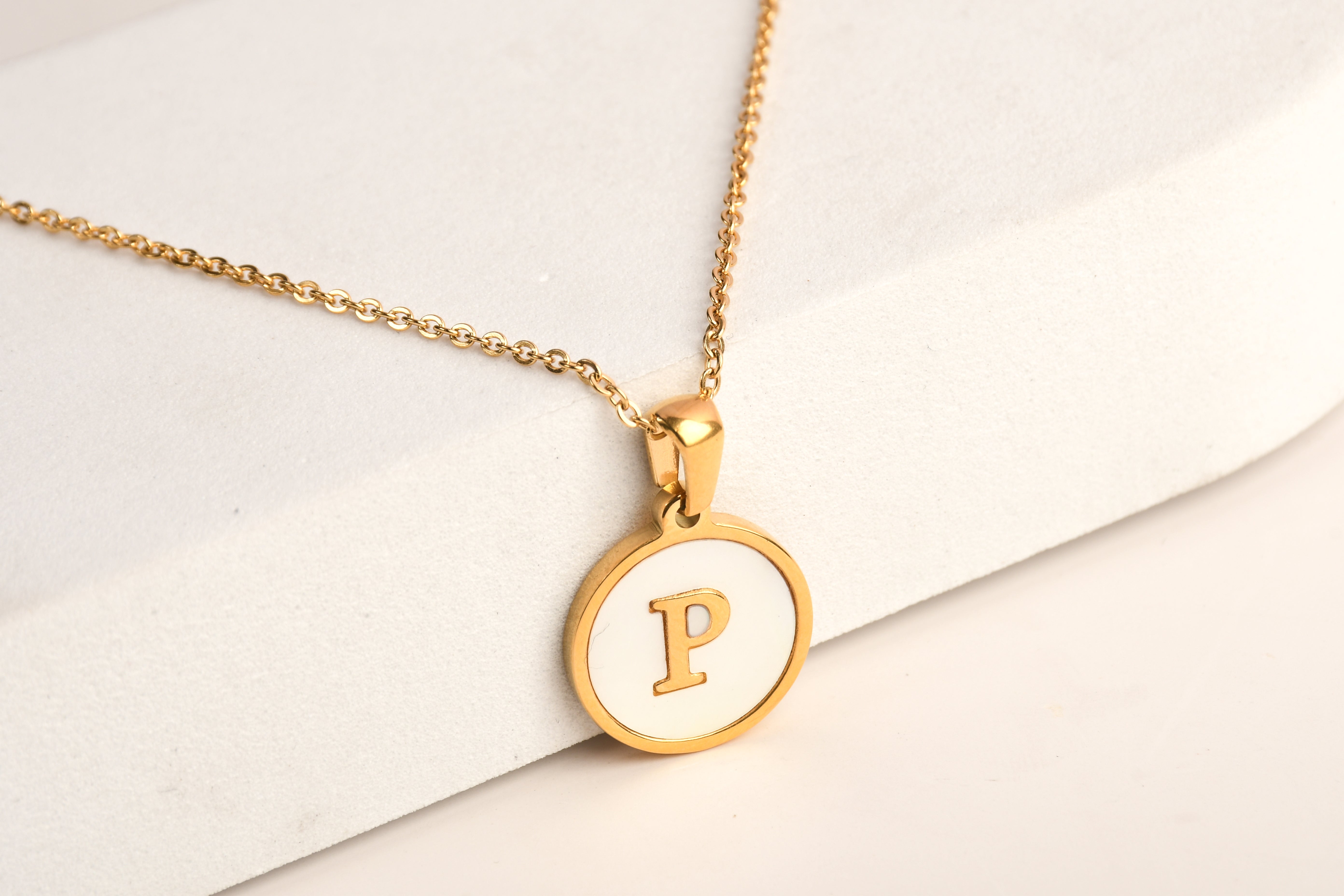 Collection of Collar Letra Inicial redonda dorada en fondo Blanco in a gallery layout