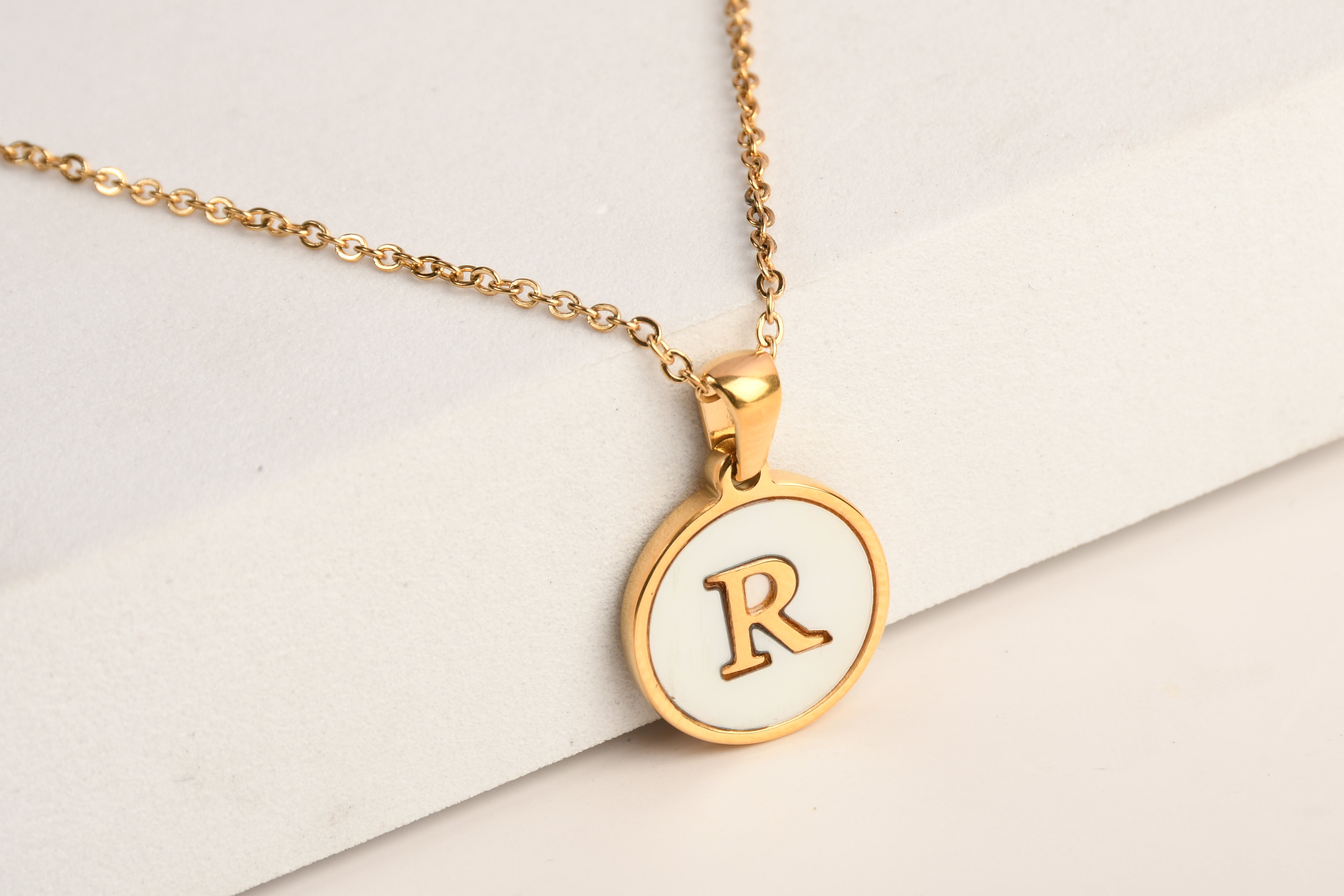 Collection of Collar Letra Inicial redonda dorada en fondo Blanco in a gallery layout