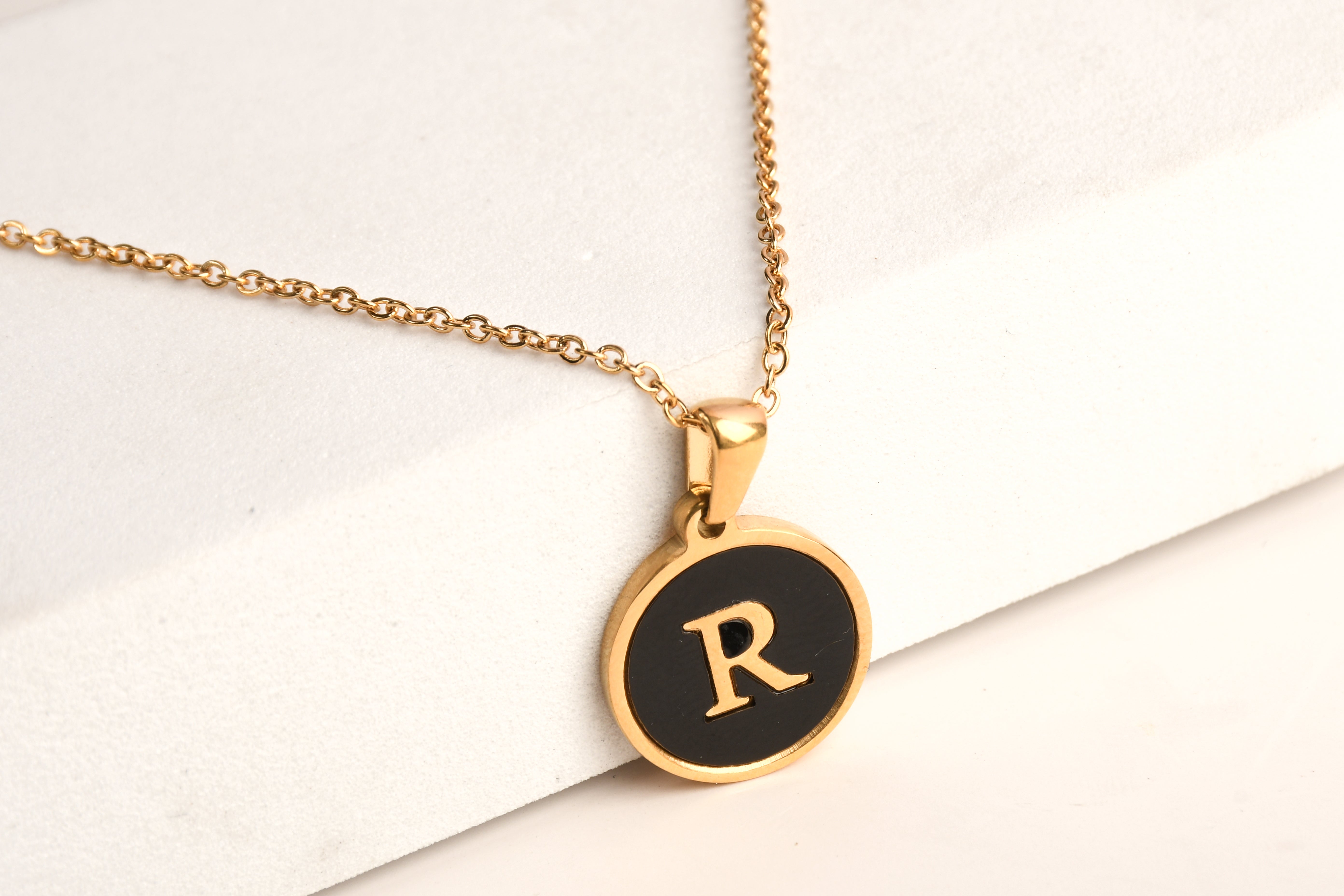 Collection of Collar Letra Inicial redonda dorada en fondo negro in a gallery layout