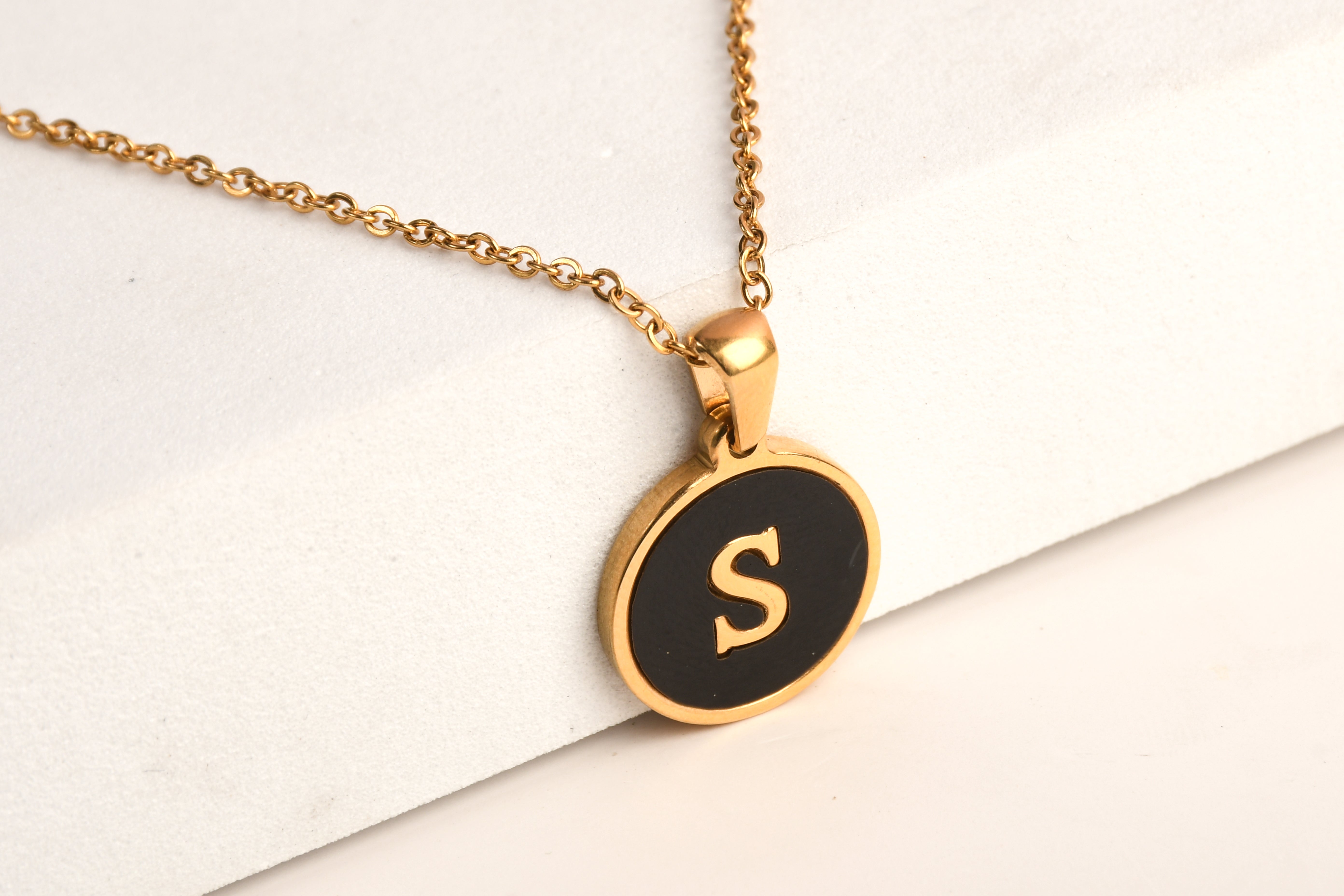 Collection of Collar Letra Inicial redonda dorada en fondo negro in a gallery layout