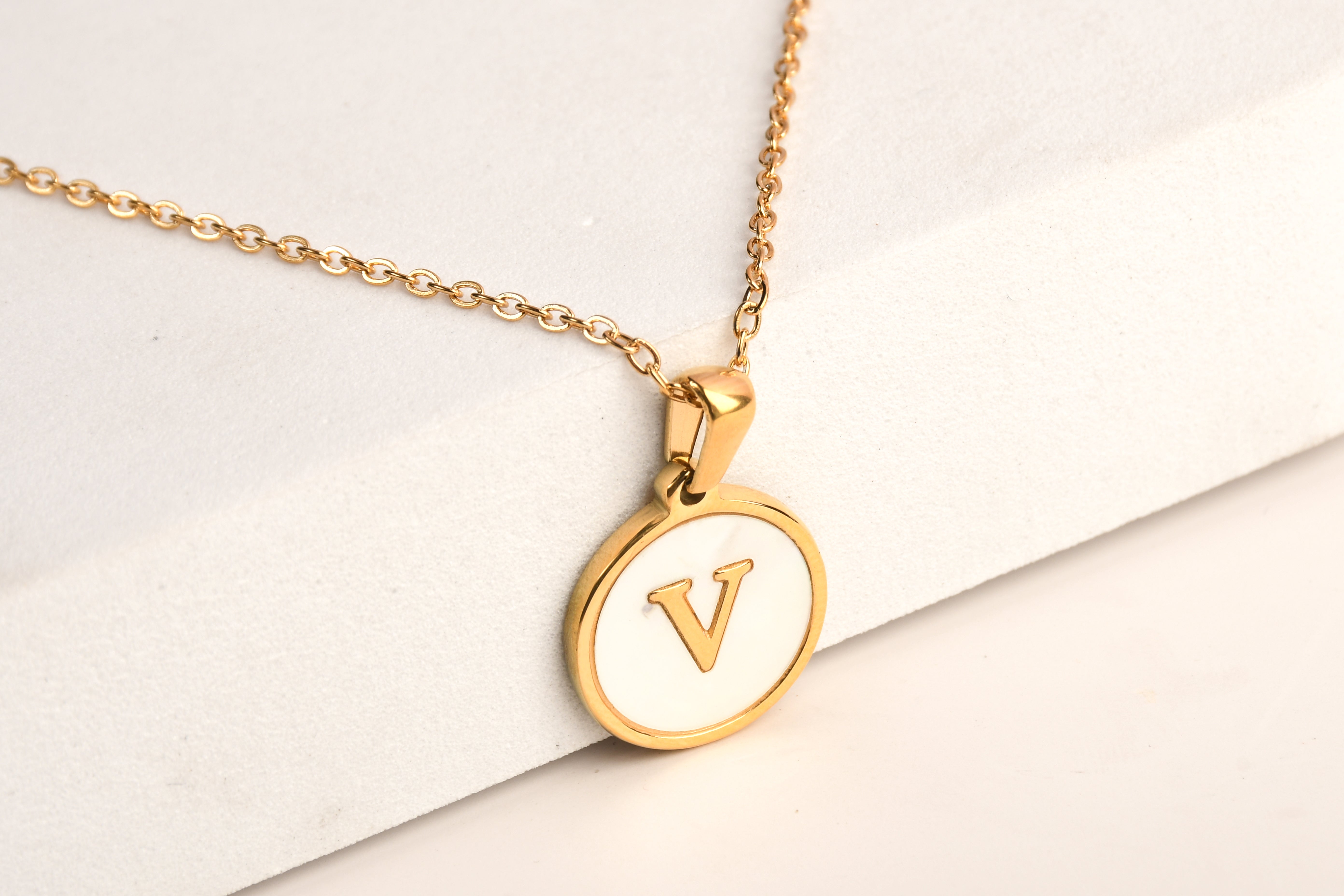 Collection of Collar Letra Inicial redonda dorada en fondo Blanco in a gallery layout