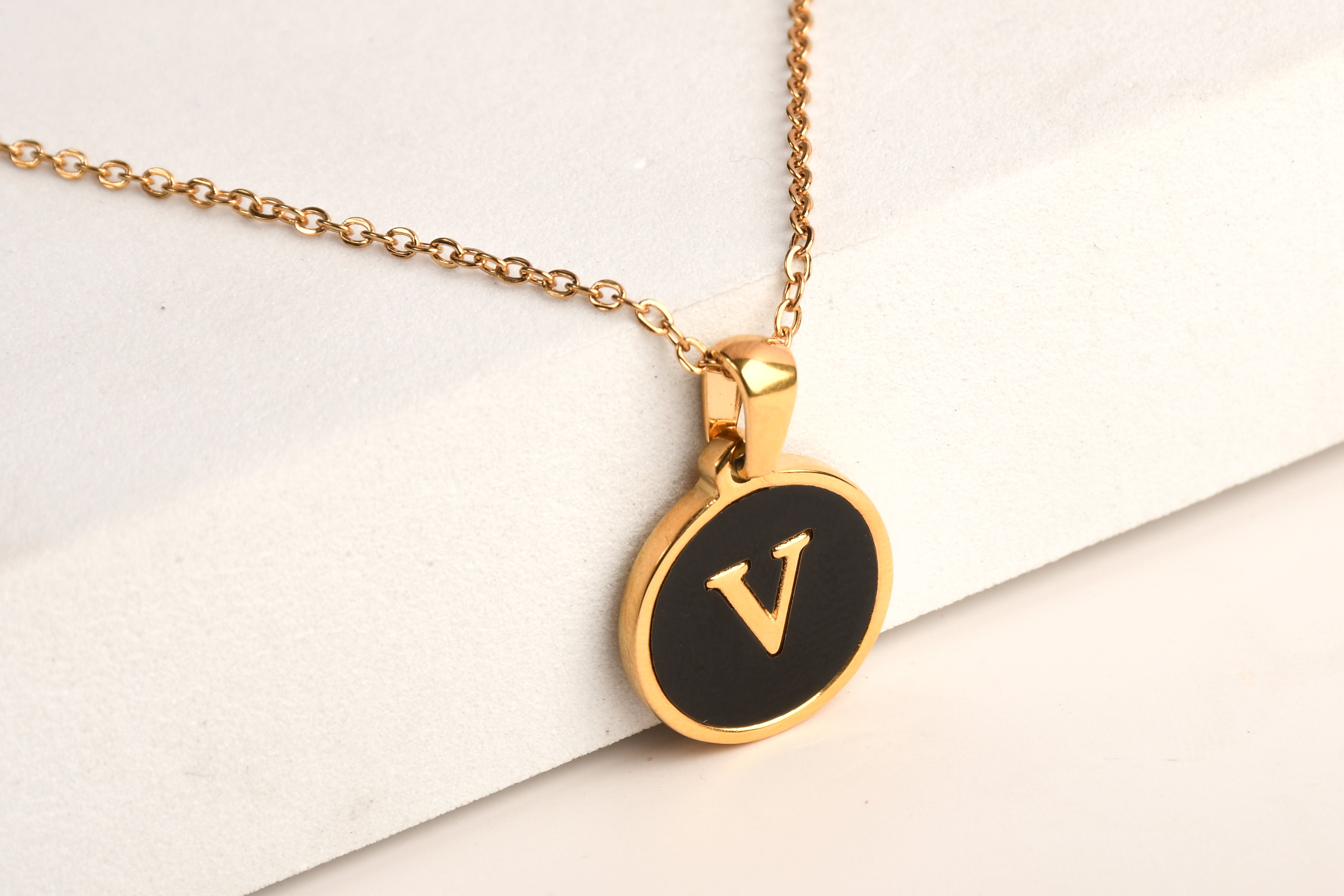 Collection of Collar Letra Inicial redonda dorada en fondo negro in a gallery layout