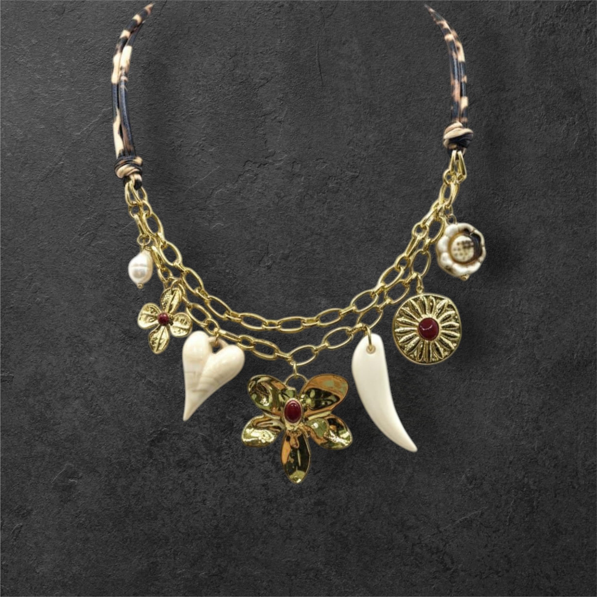 Collection of Collar flores, corazón y colmillo in a gallery layout