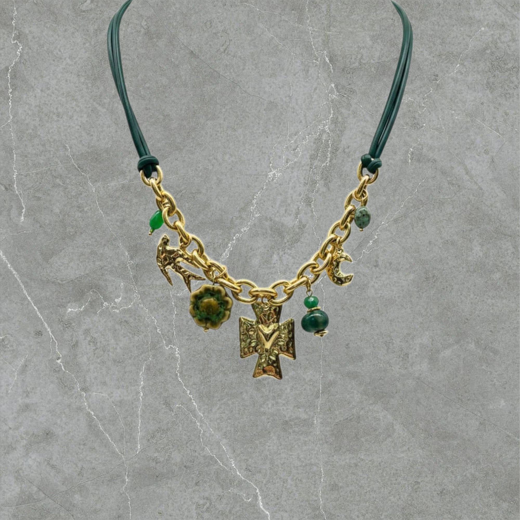 Collection of Collar verde con Cruz in a gallery layout
