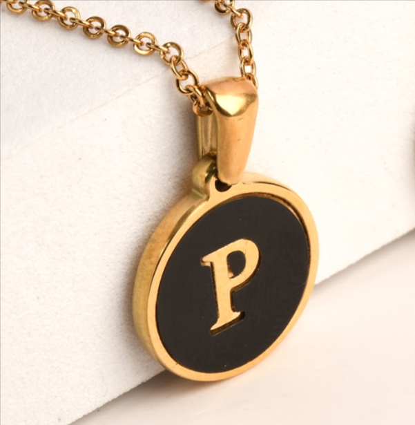 Collection of Collar Letra Inicial redonda dorada en fondo negro in a gallery layout