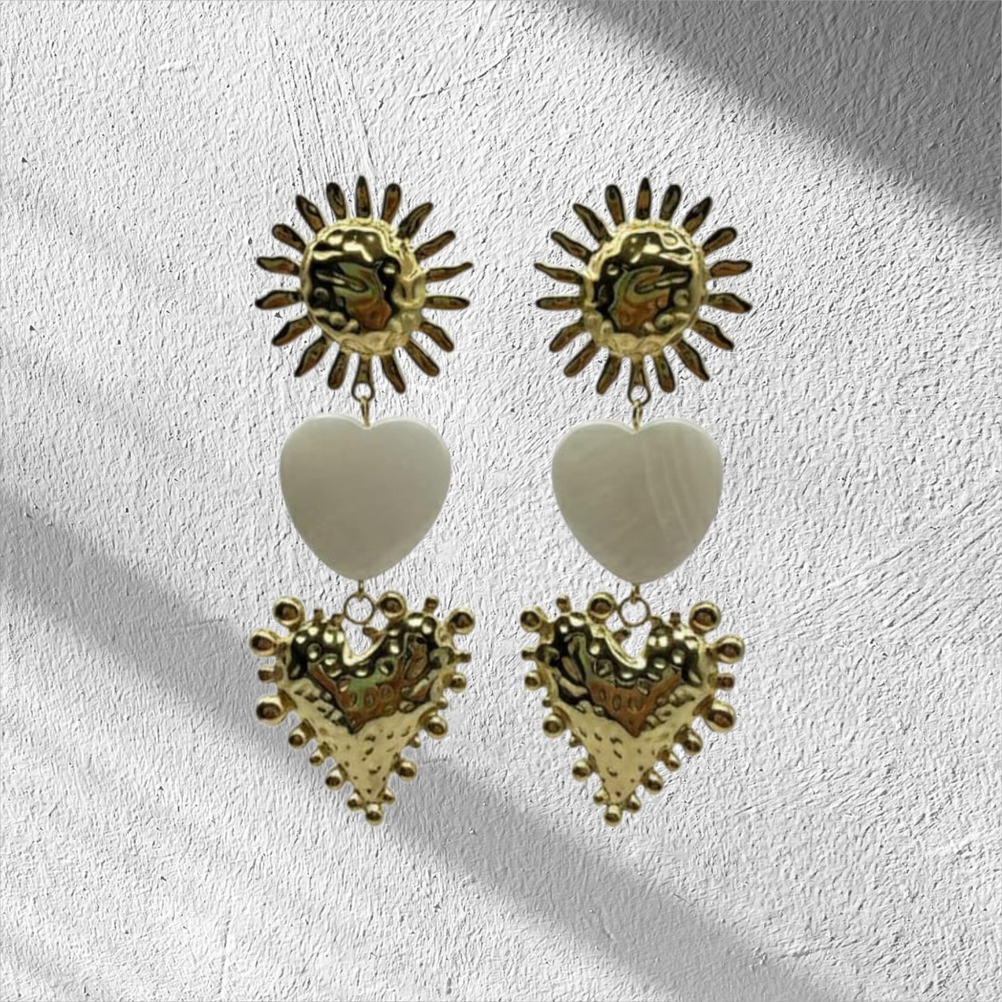 Collection of Aretes de Sol y Corazones in a gallery layout