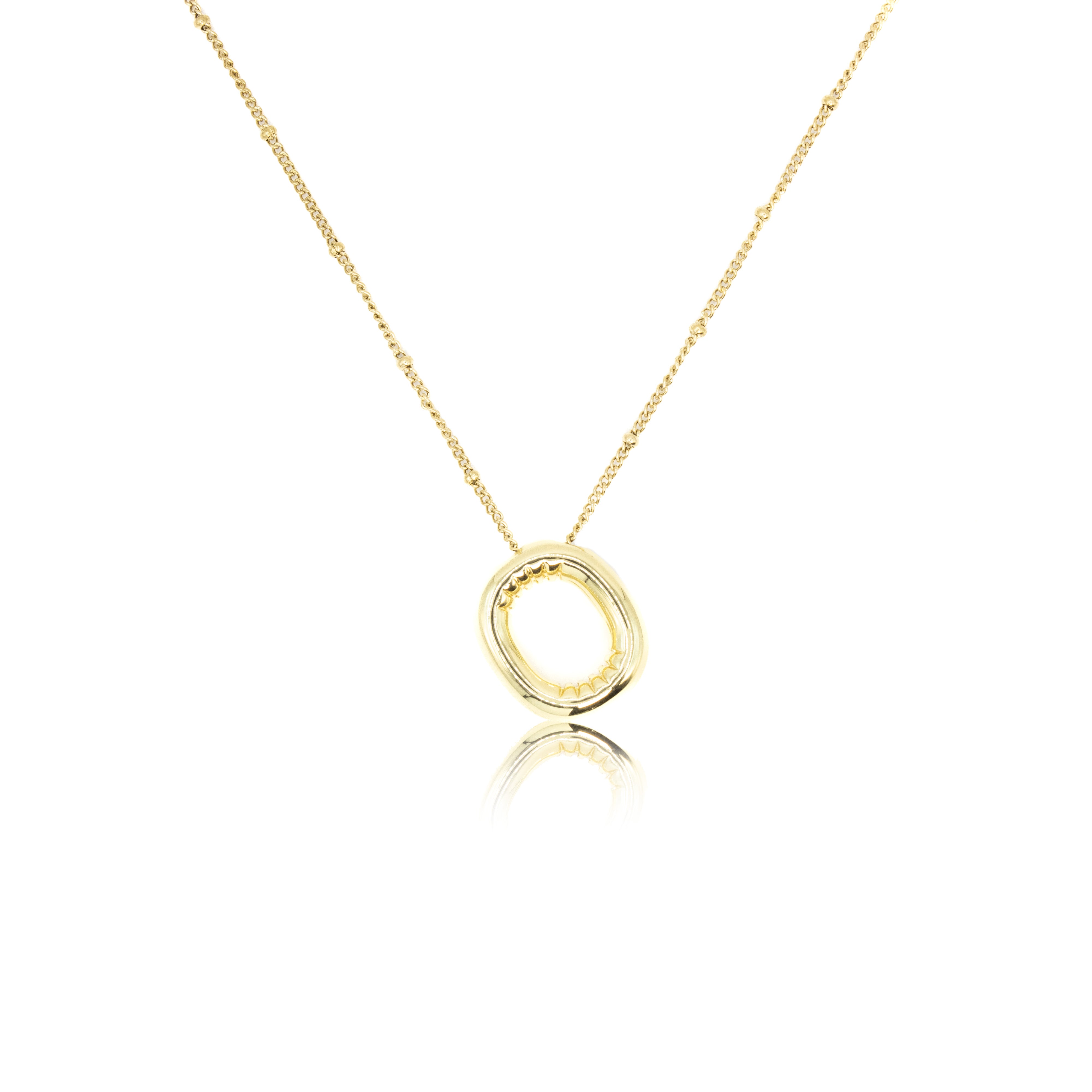 Collection of Inicial tipo globo lisa con cadena en chapa de oro in a gallery layout