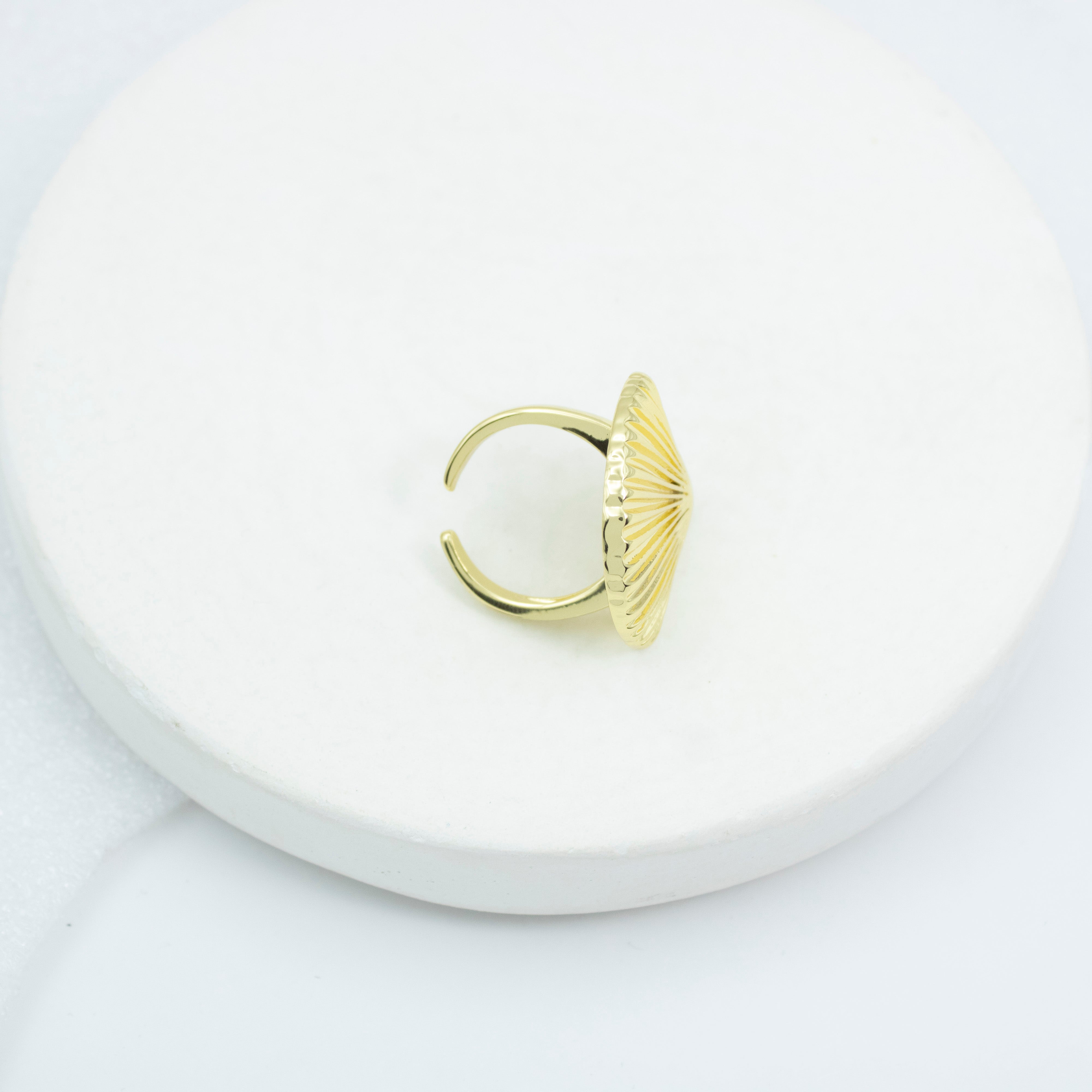 Collection of Anillo Conchita Dorada in a gallery layout