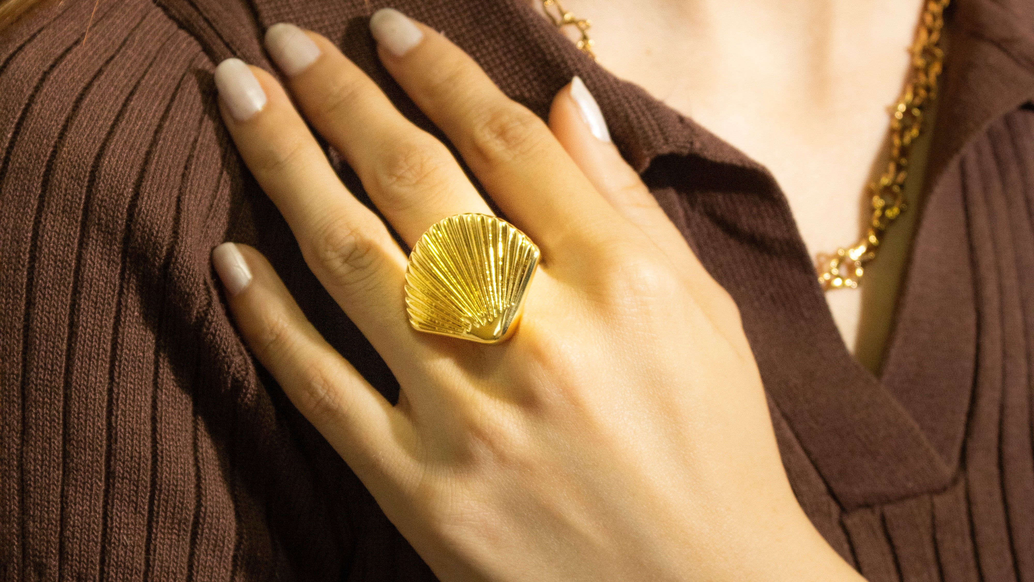 Collection of Anillo Conchita Dorada in a gallery layout