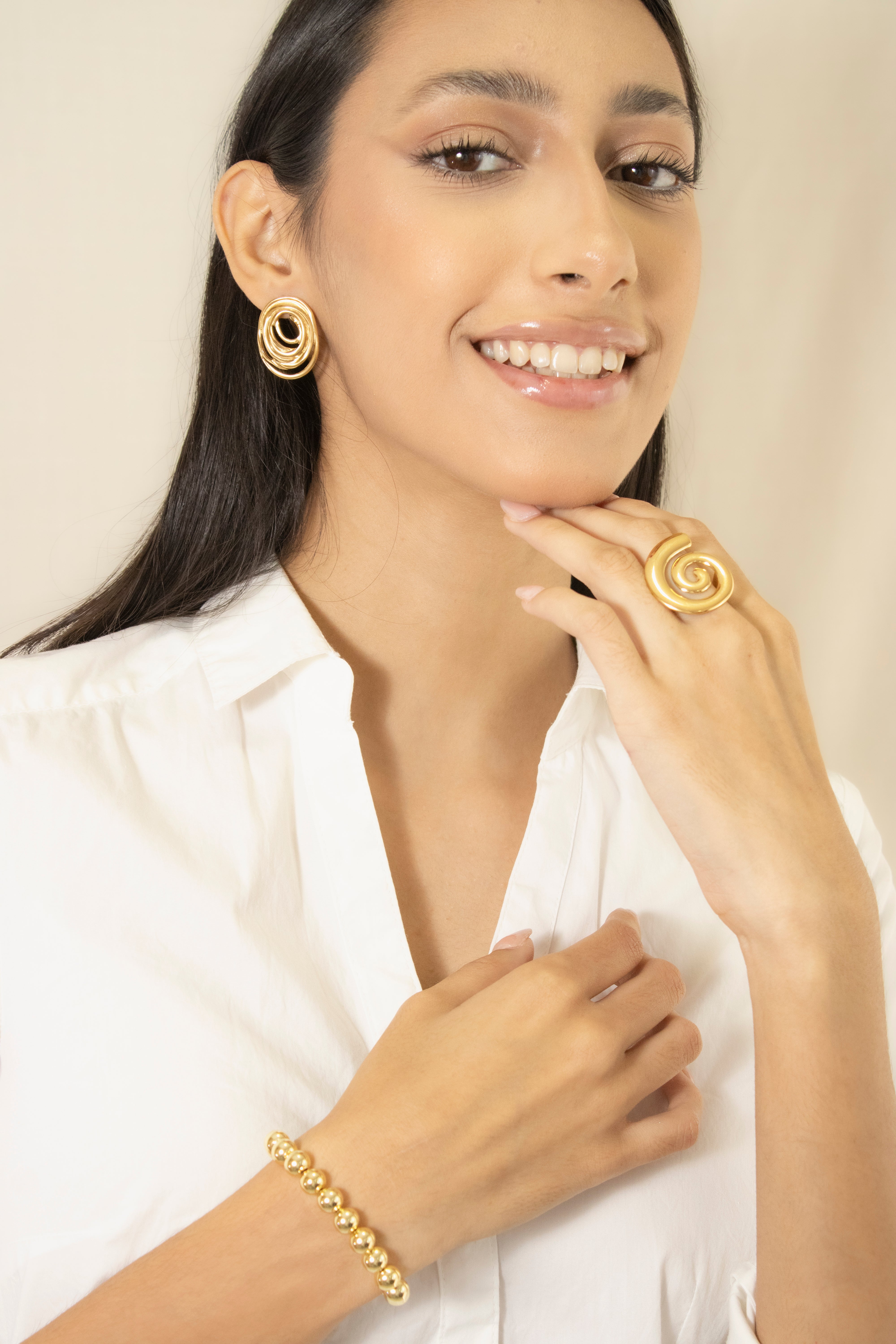 Collection of Anillo Espiral Dorado in a gallery layout