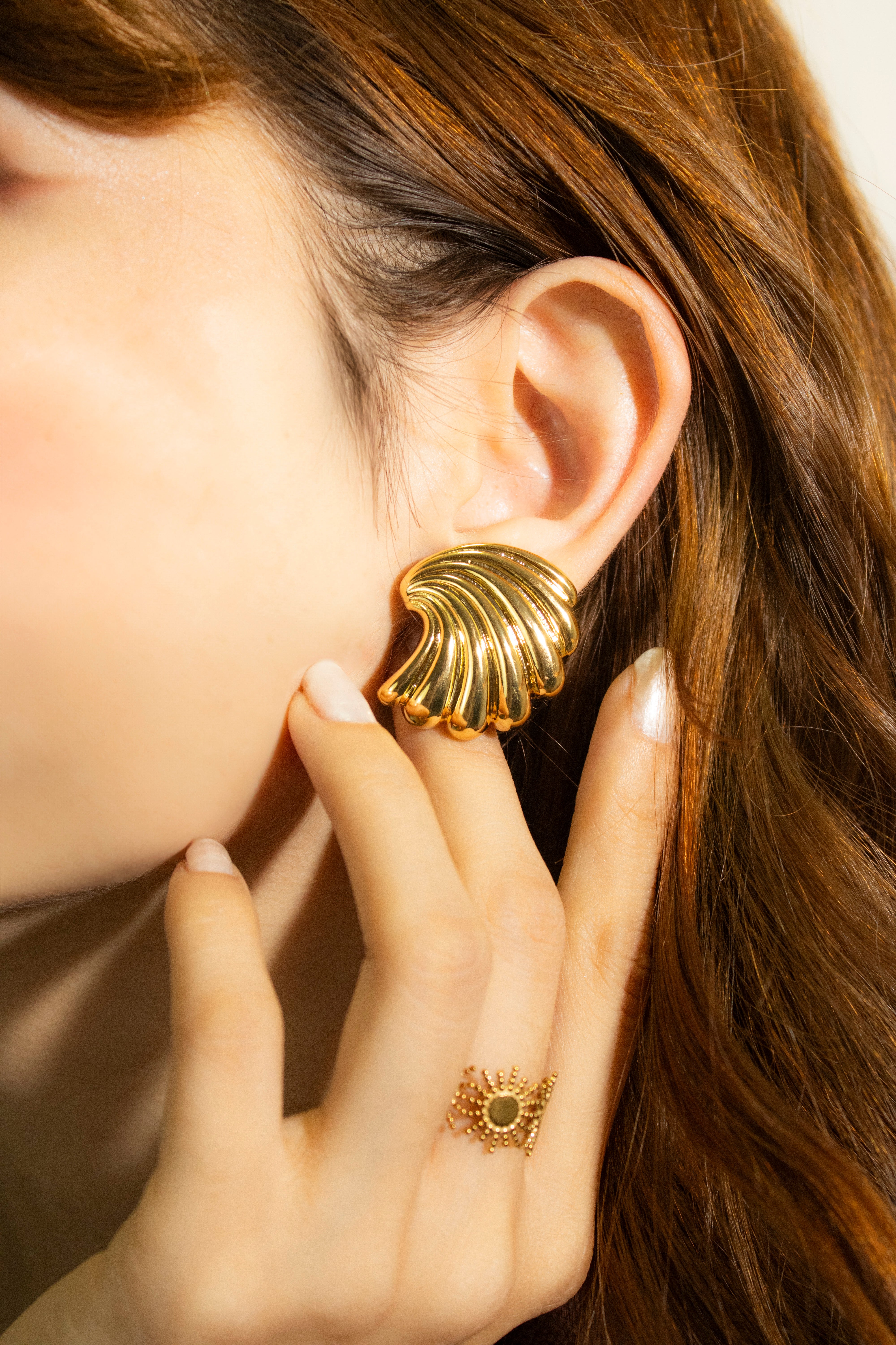 Collection of Aretes Concha Dorada in a gallery layout