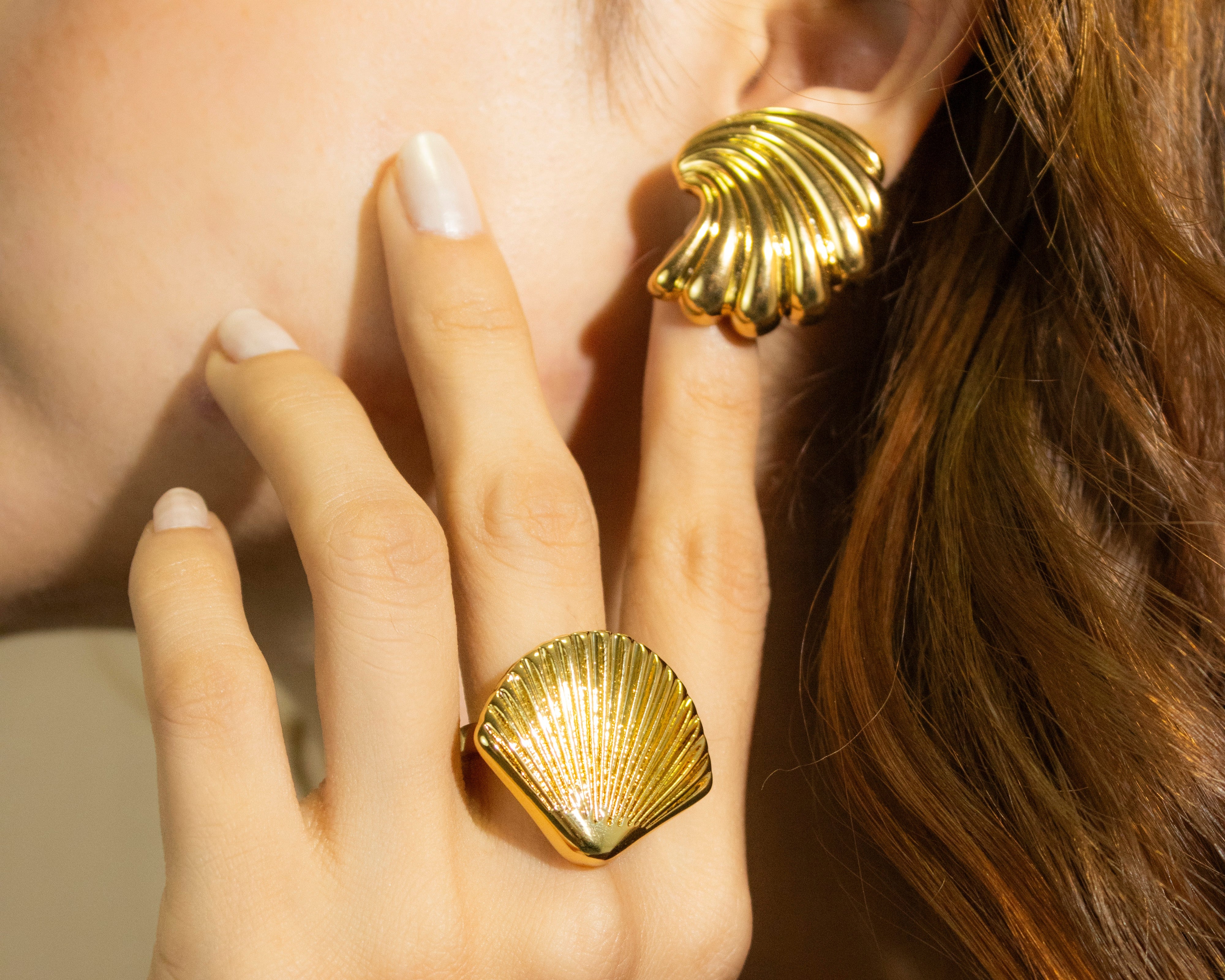 Collection of Aretes Concha Dorada in a gallery layout