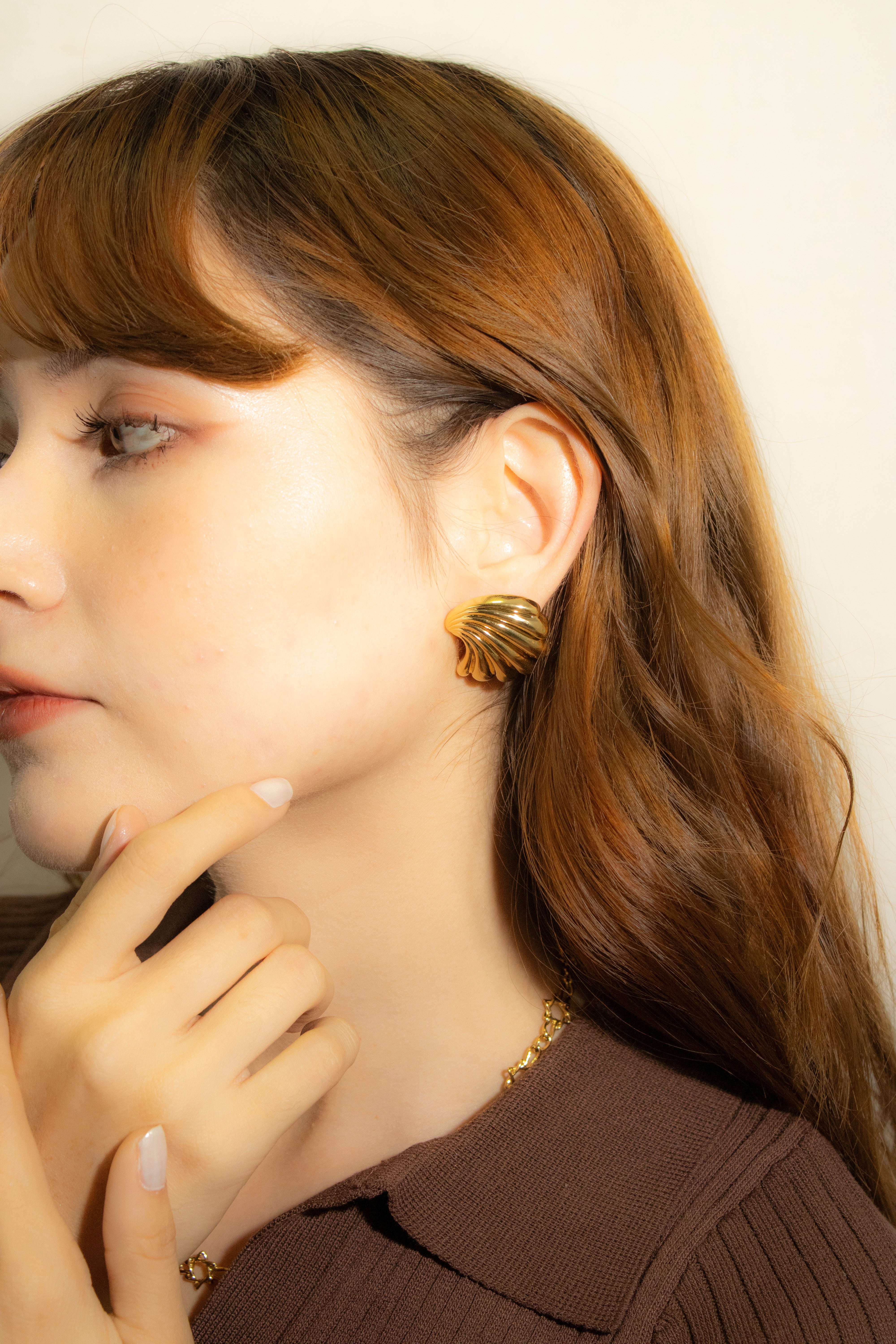 Collection of Aretes Concha Dorada in a gallery layout