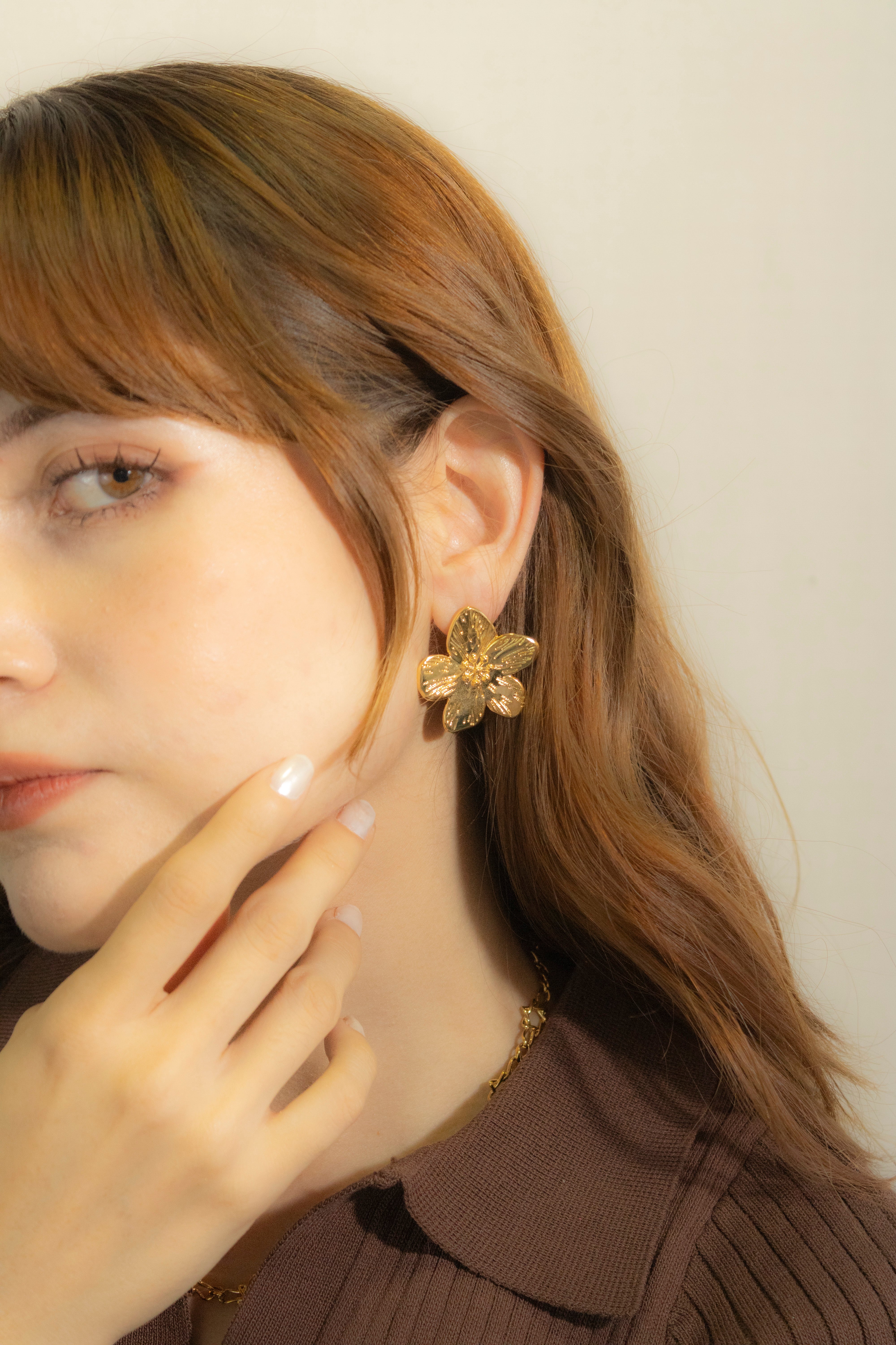 Collection of Aretes Flor Dorada in a gallery layout