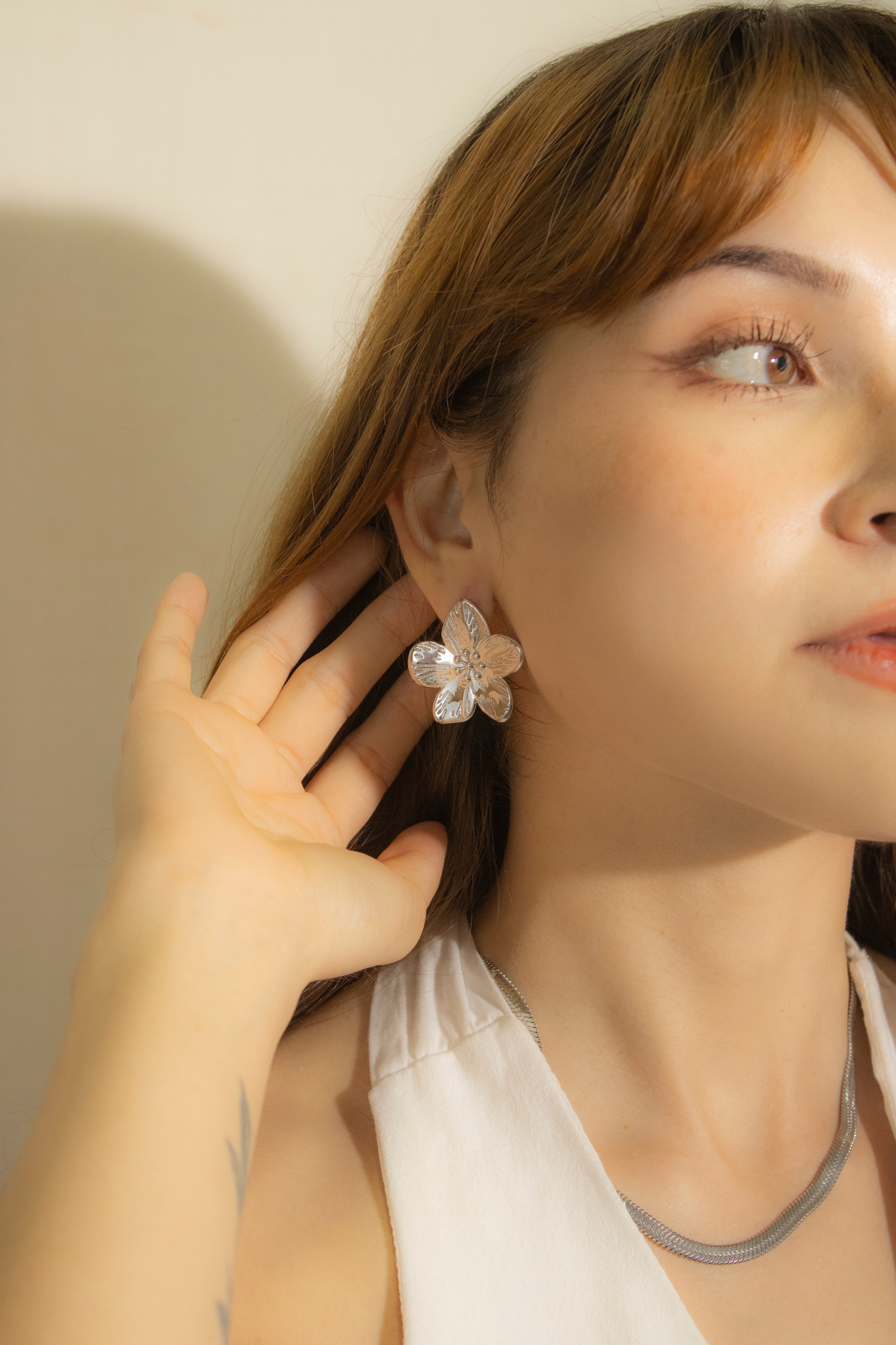 Collection of Aretes Flor Plateada in a gallery layout