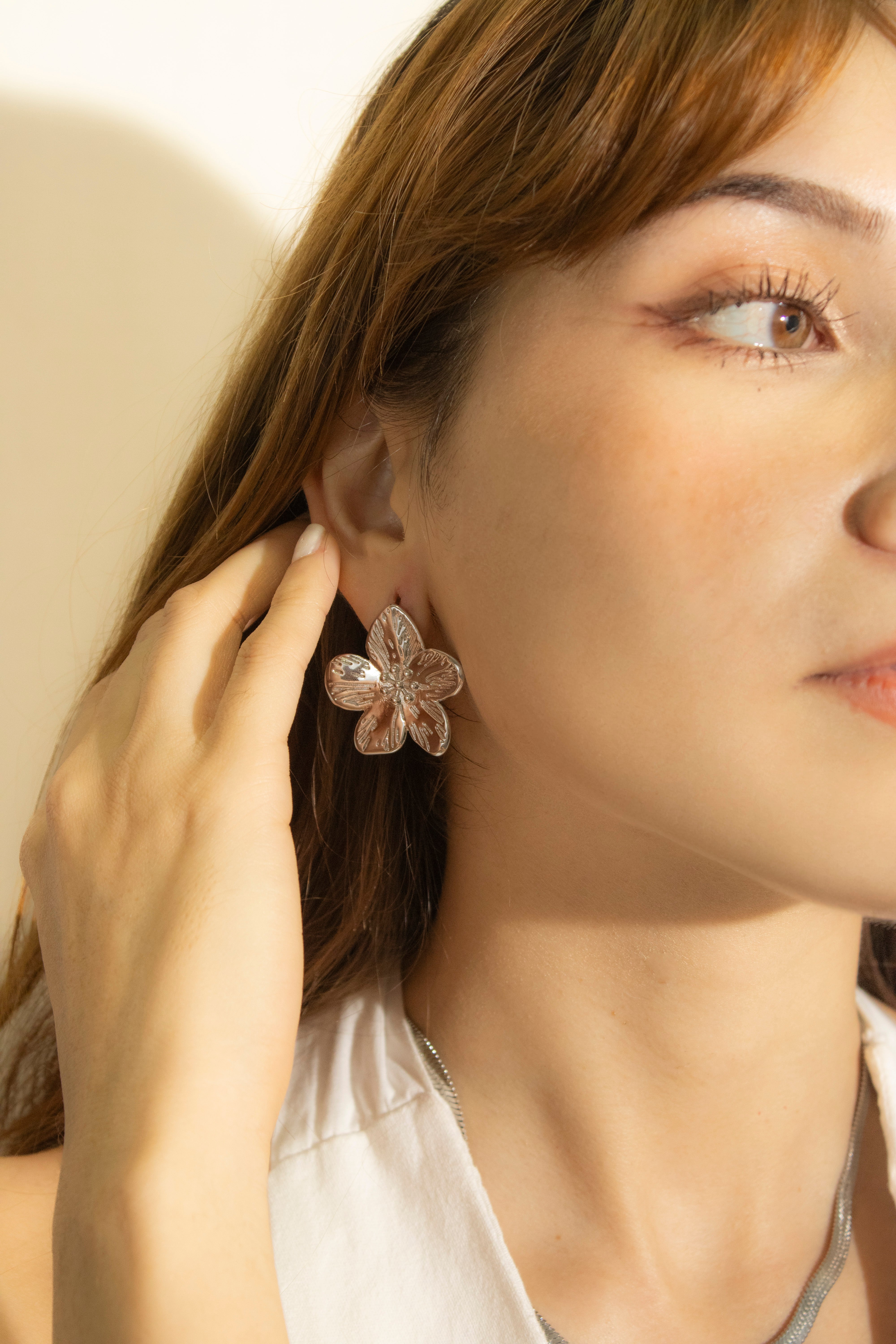 Collection of Aretes Flor Plateada in a gallery layout