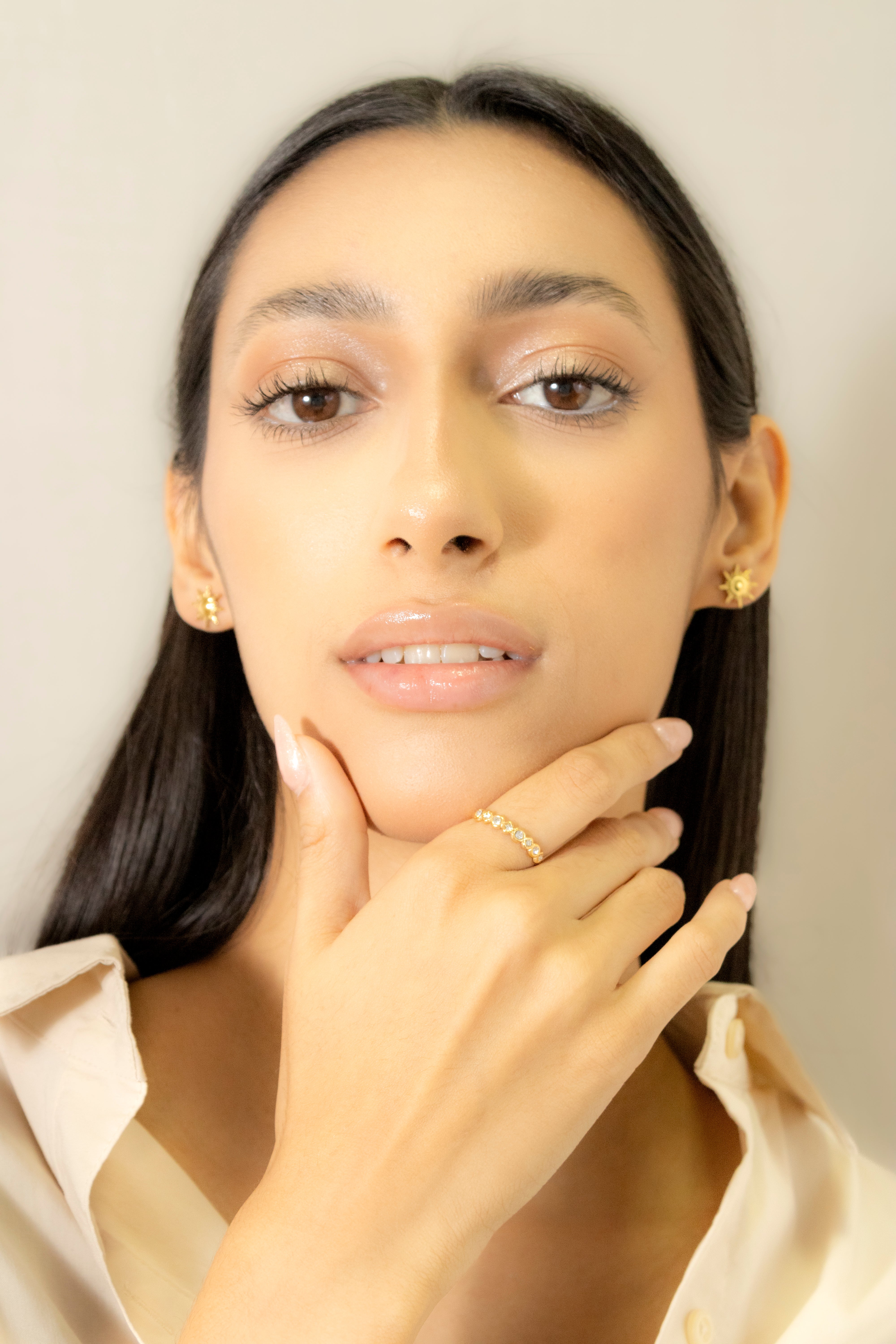 Collection of Broquel Sol Pequeño Dorado in a gallery layout