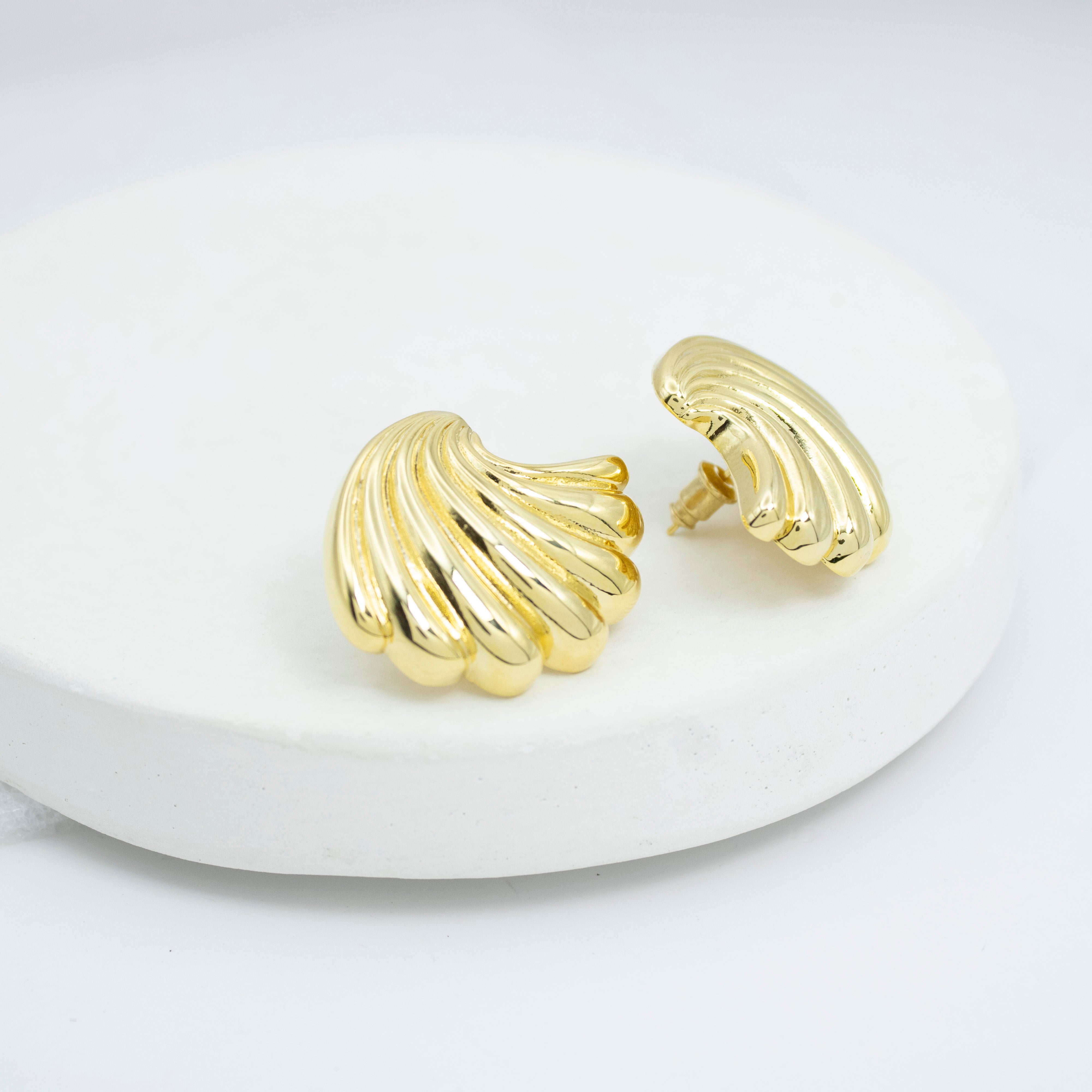 Collection of Aretes Concha Dorada in a gallery layout