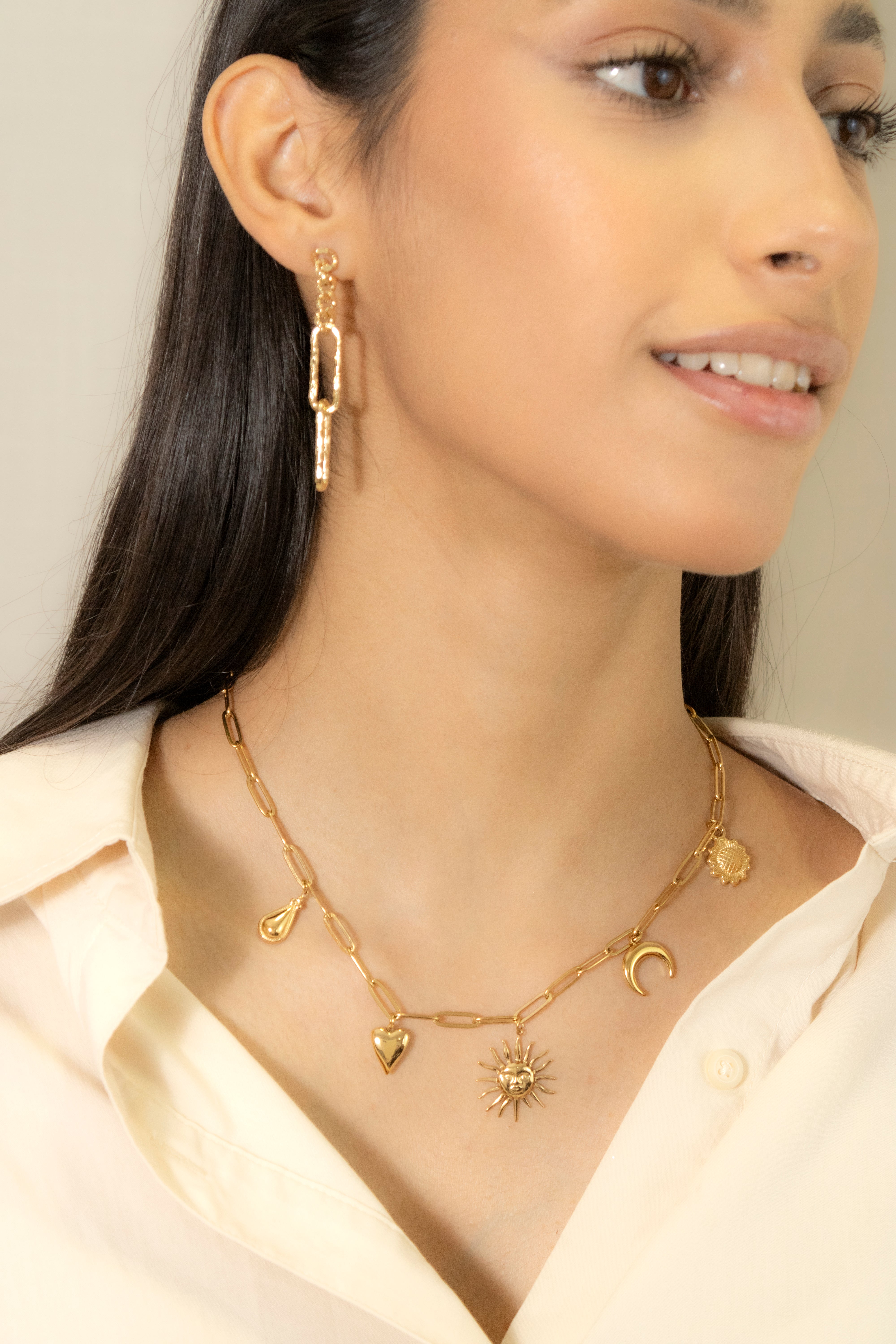 Collection of Aretes cadena Dorados in a gallery layout