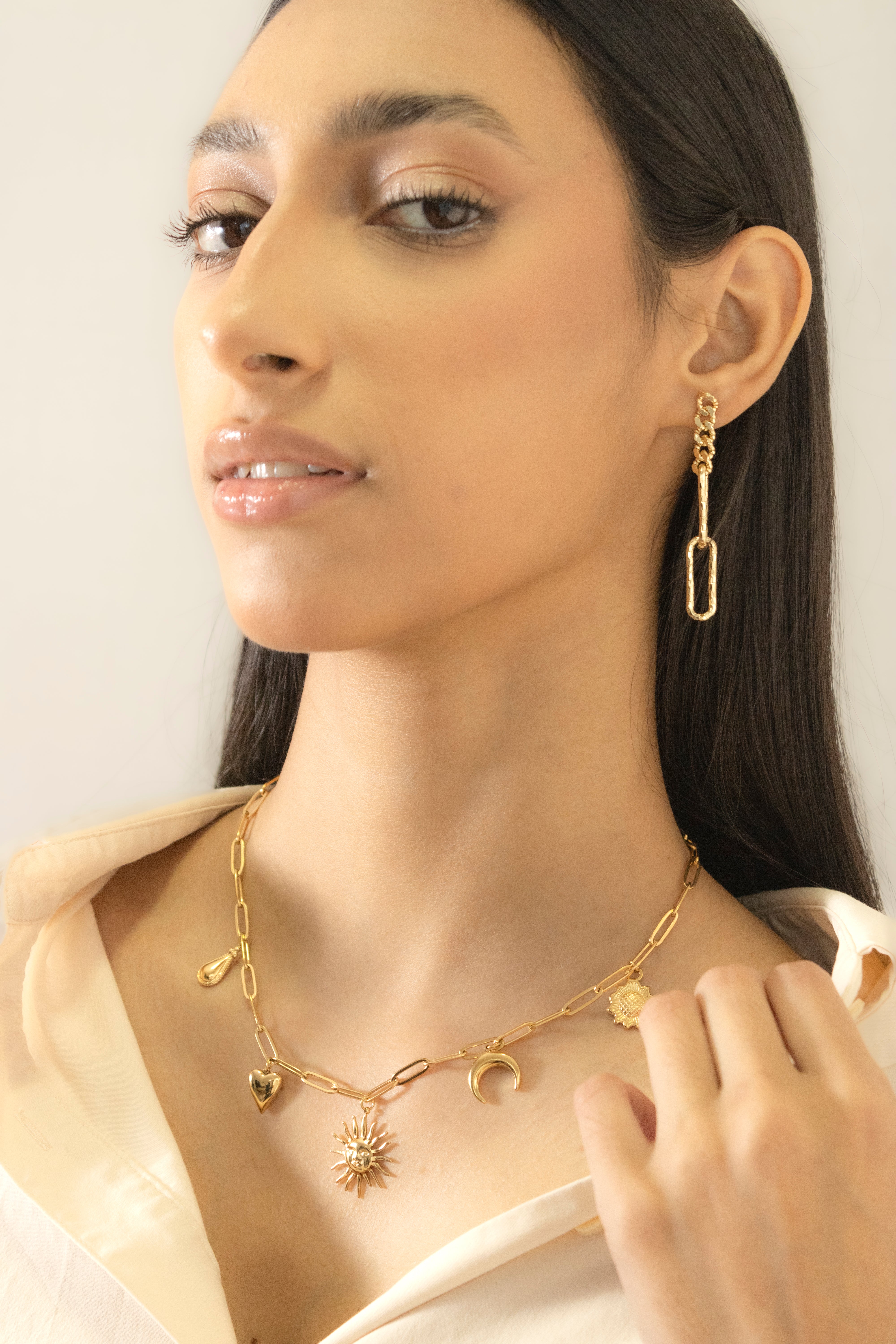 Collection of Aretes cadena Dorados in a gallery layout