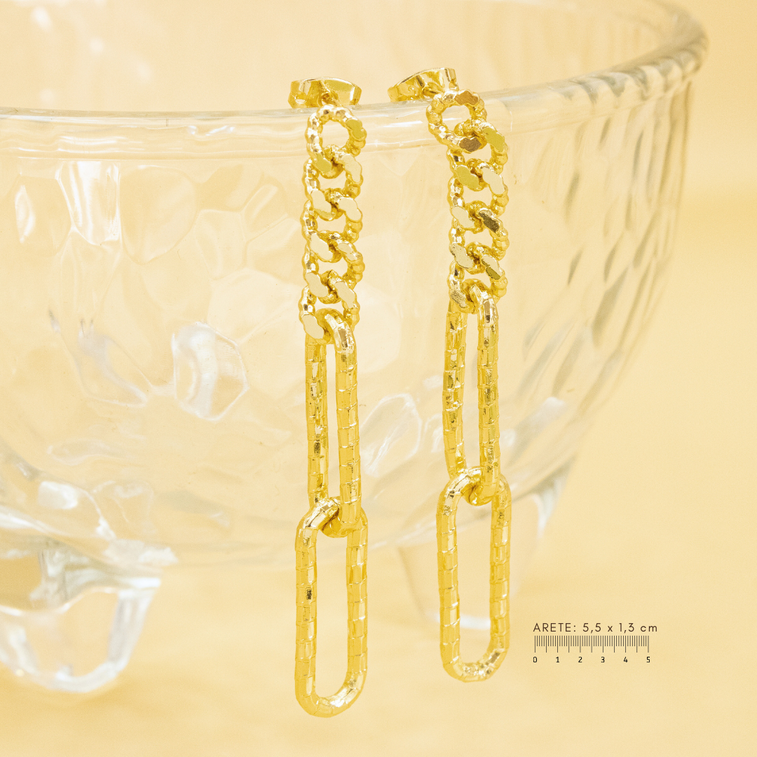 Collection of Aretes cadena Dorados in a gallery layout