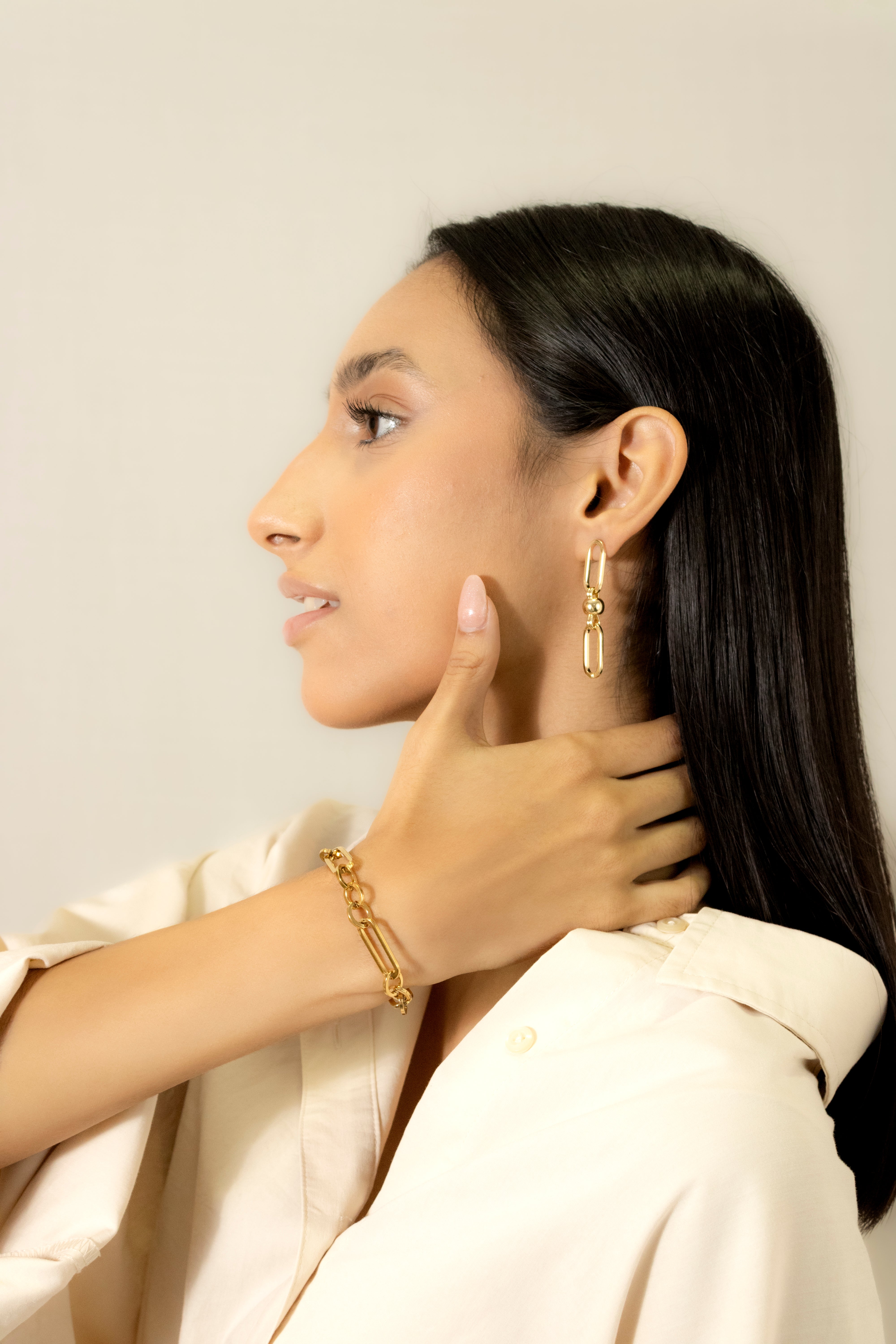 Collection of Aretes Dorados con Aros y Esfera in a gallery layout