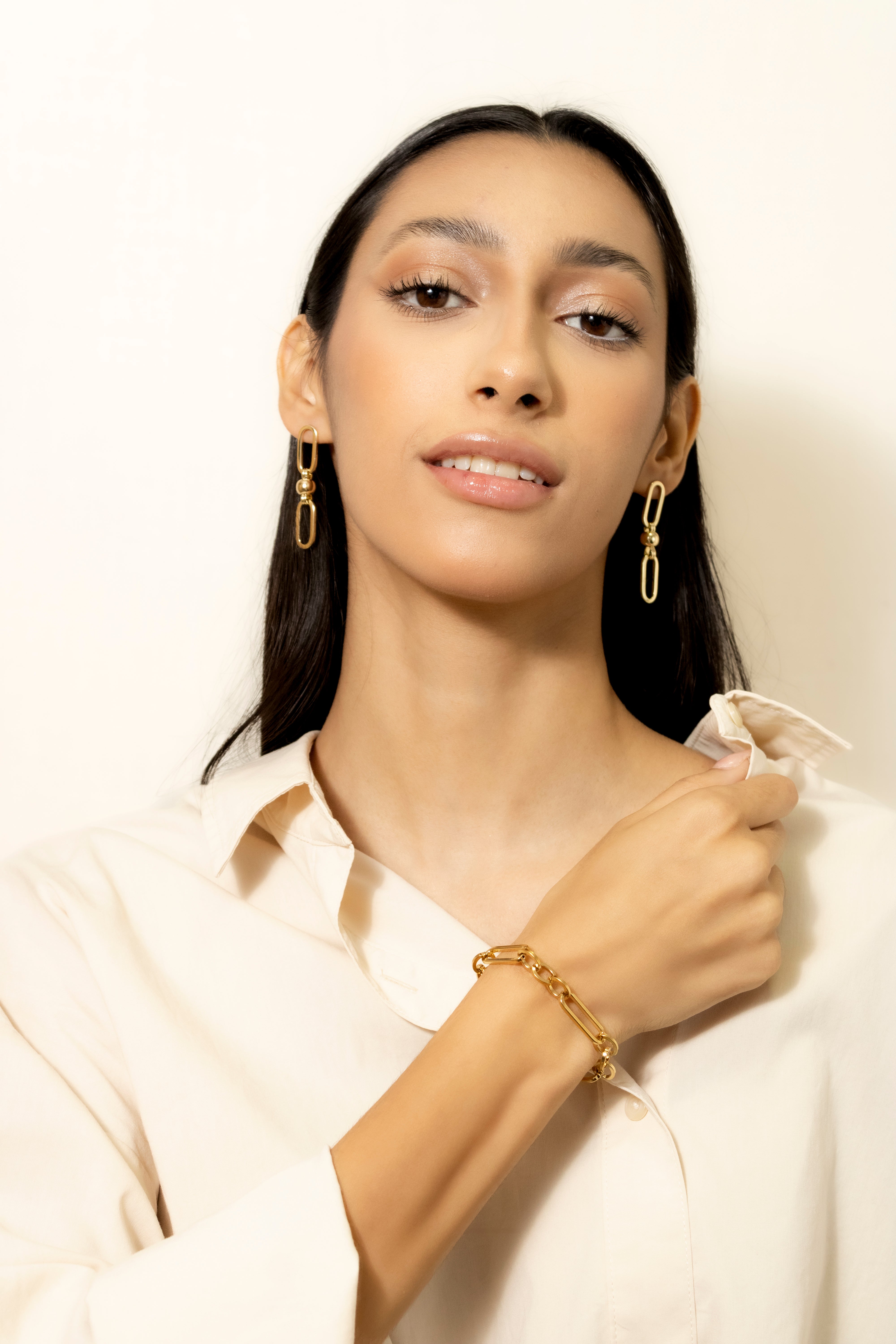 Collection of Aretes Dorados con Aros y Esfera in a gallery layout