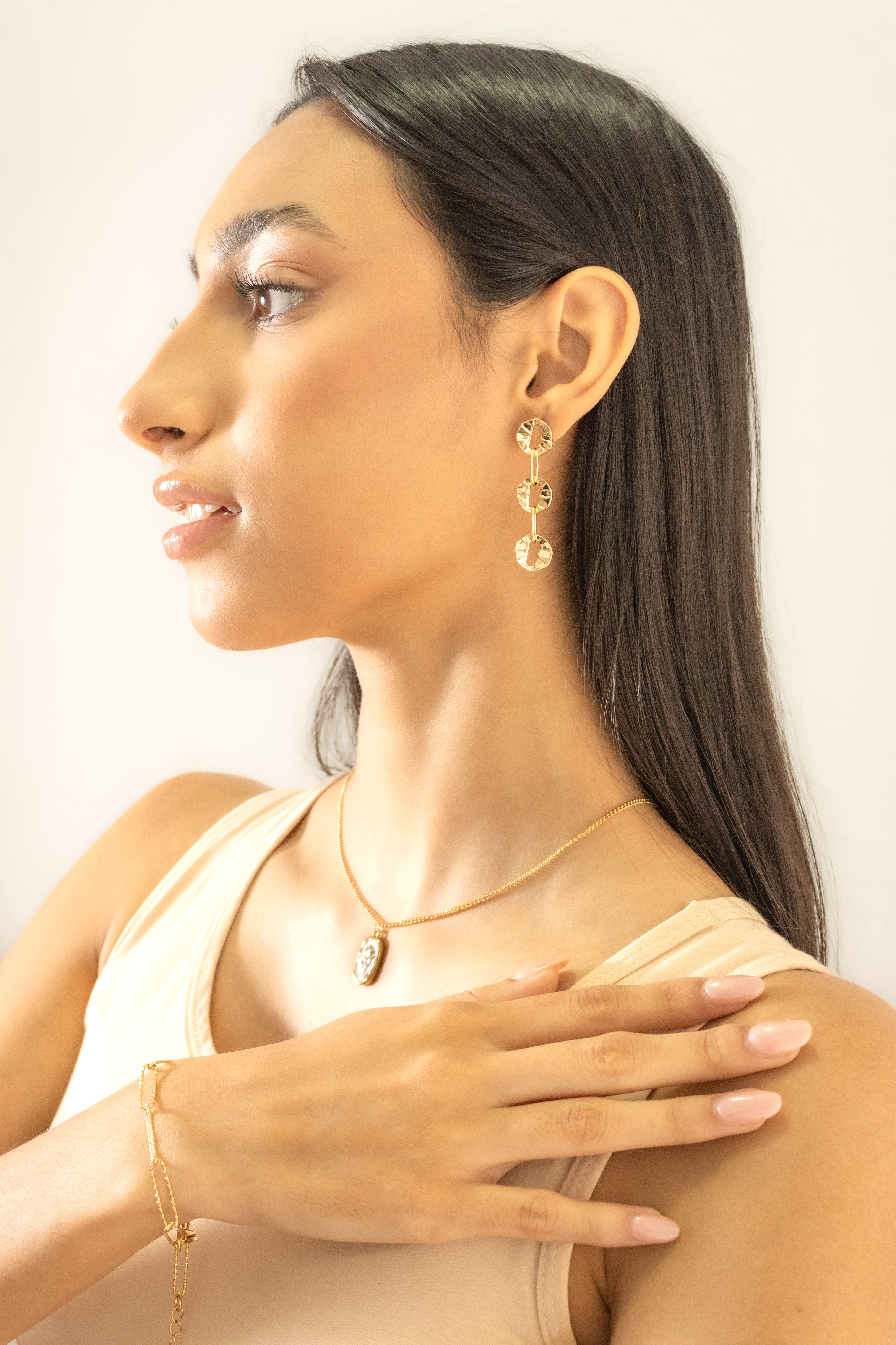 Collection of Aretes Dorados con Aros Rayados in a gallery layout