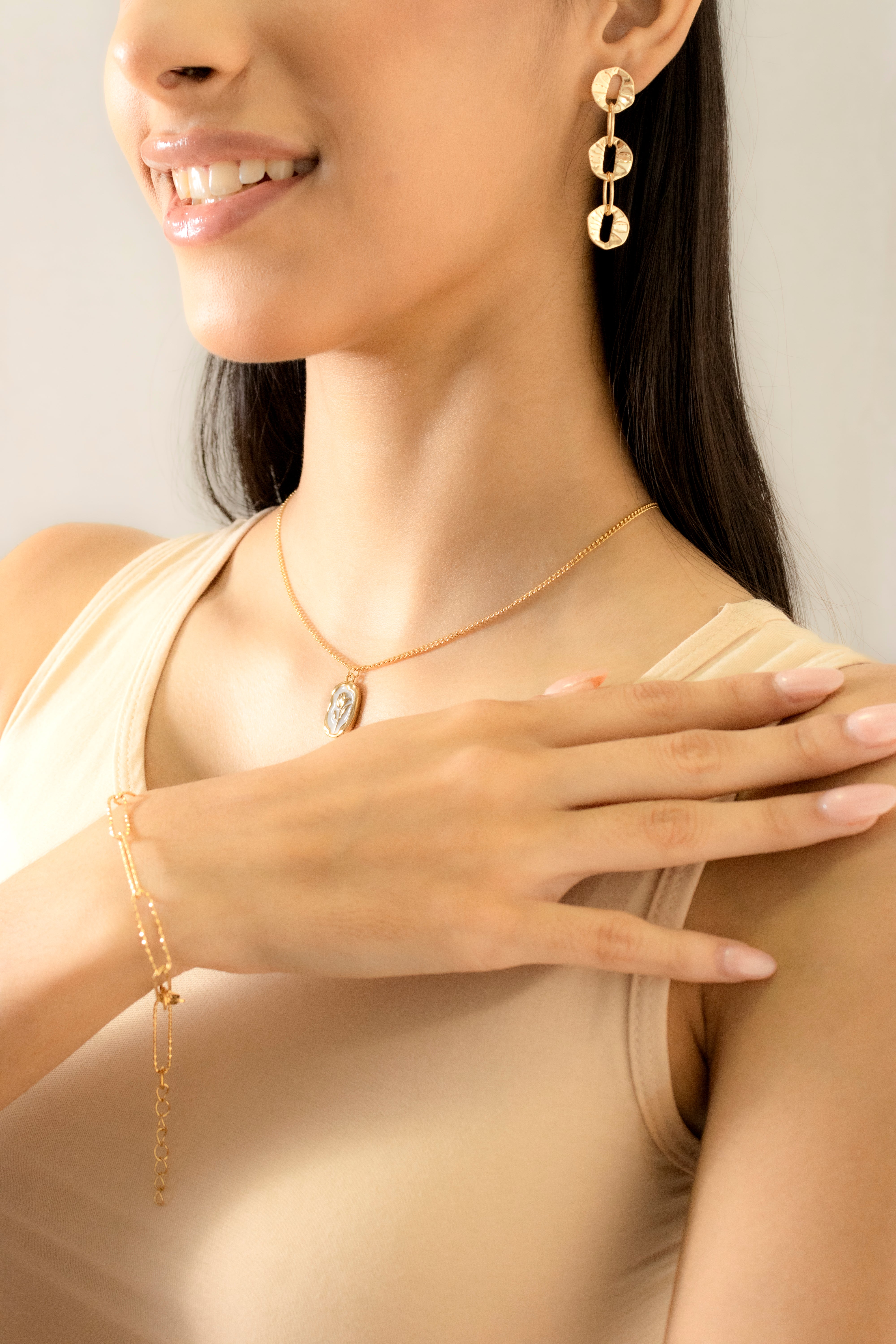 Collection of Aretes Dorados con Aros Rayados in a gallery layout