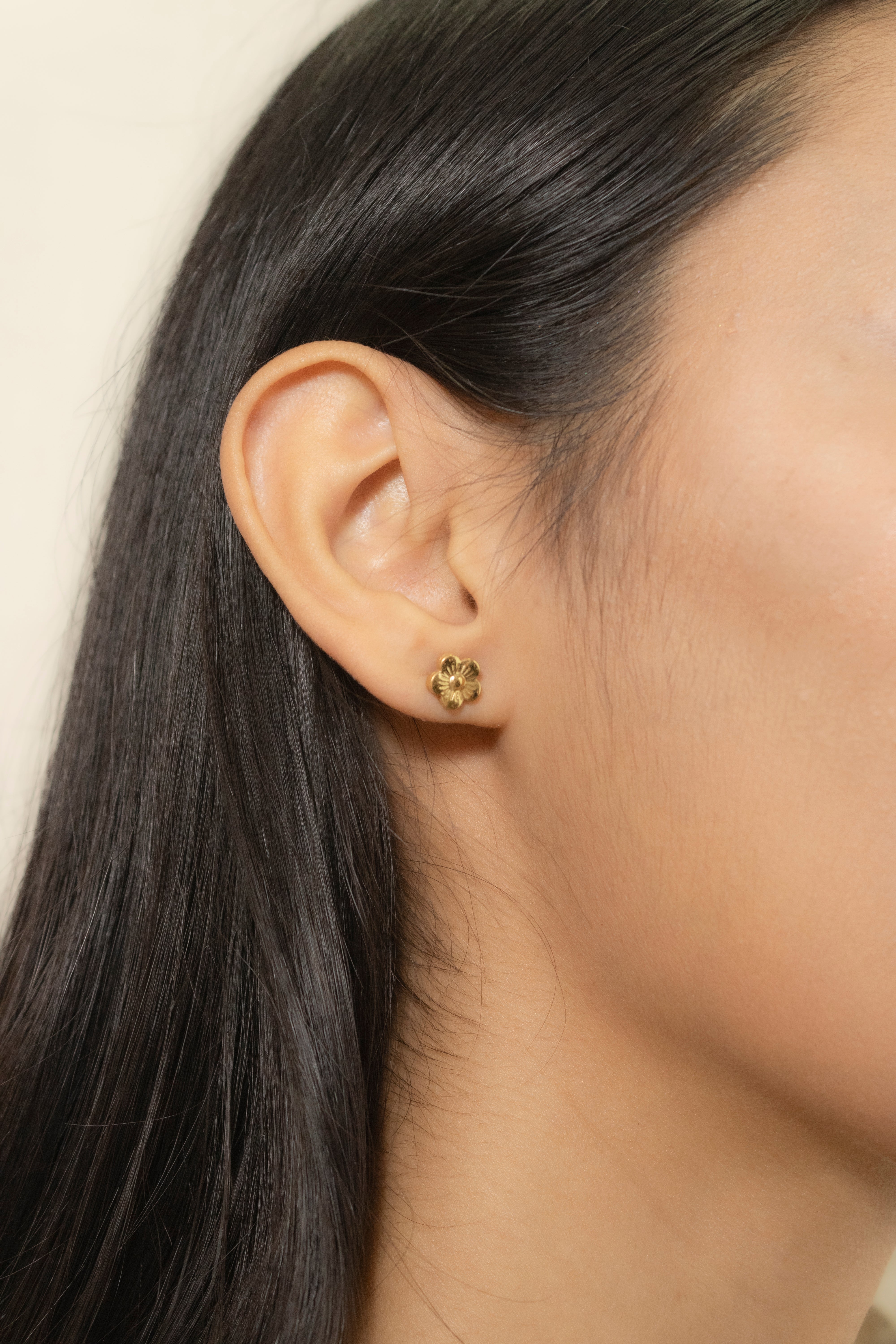 Collection of Aretes Flor Pequeña Plateada in a gallery layout