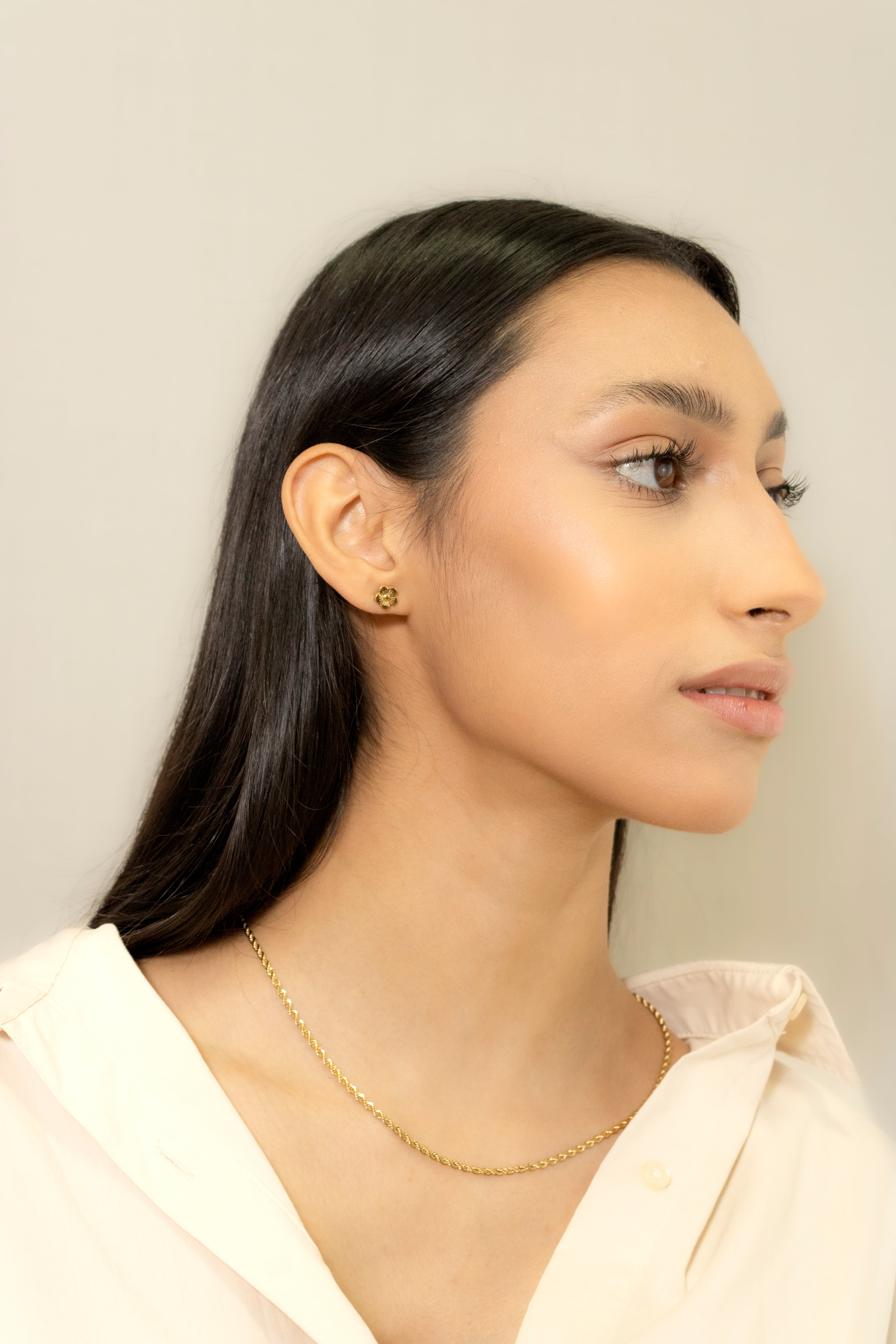 Collection of Aretes Flor Pequeña Dorada in a gallery layout