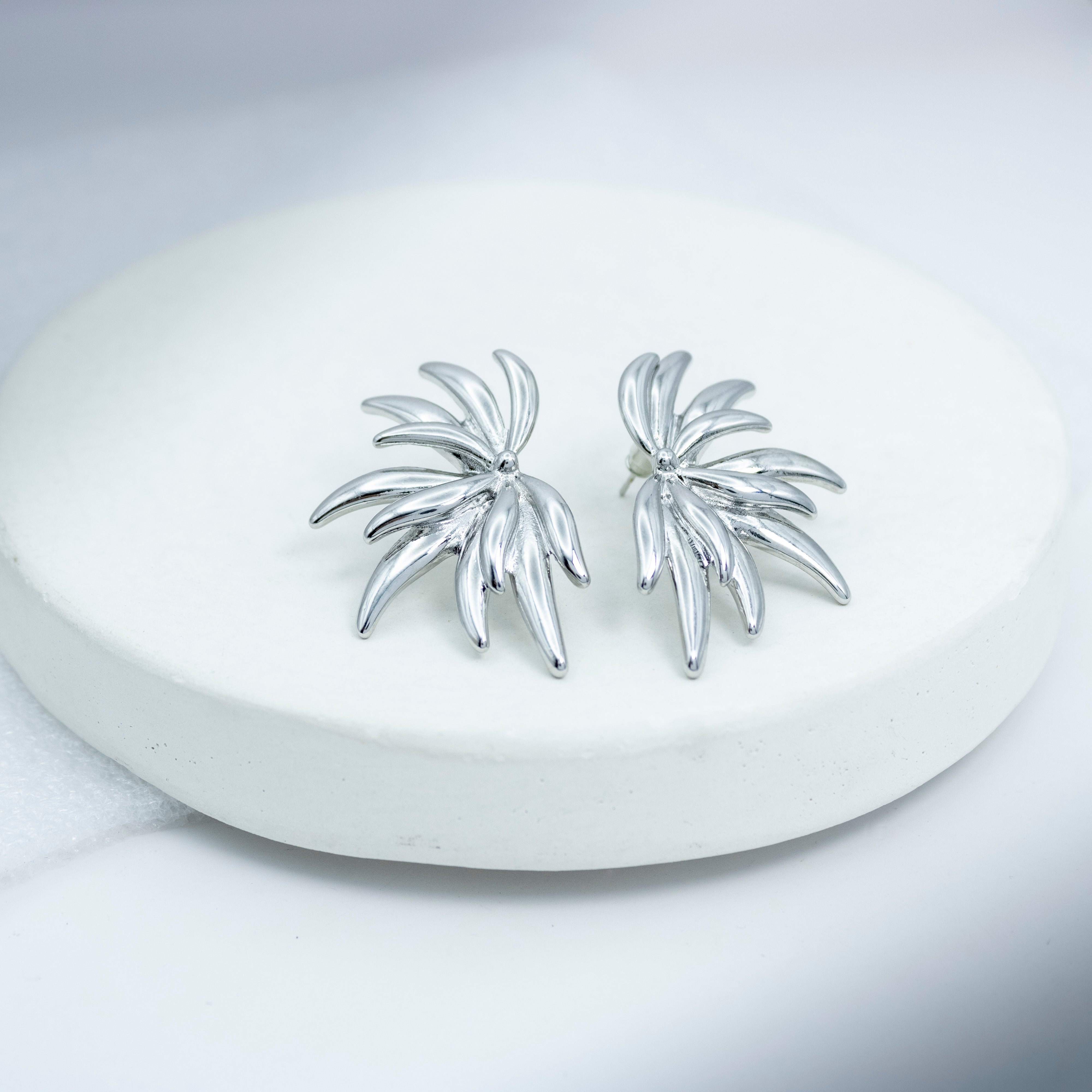 Collection of Aretes Flama Floral in a gallery layout